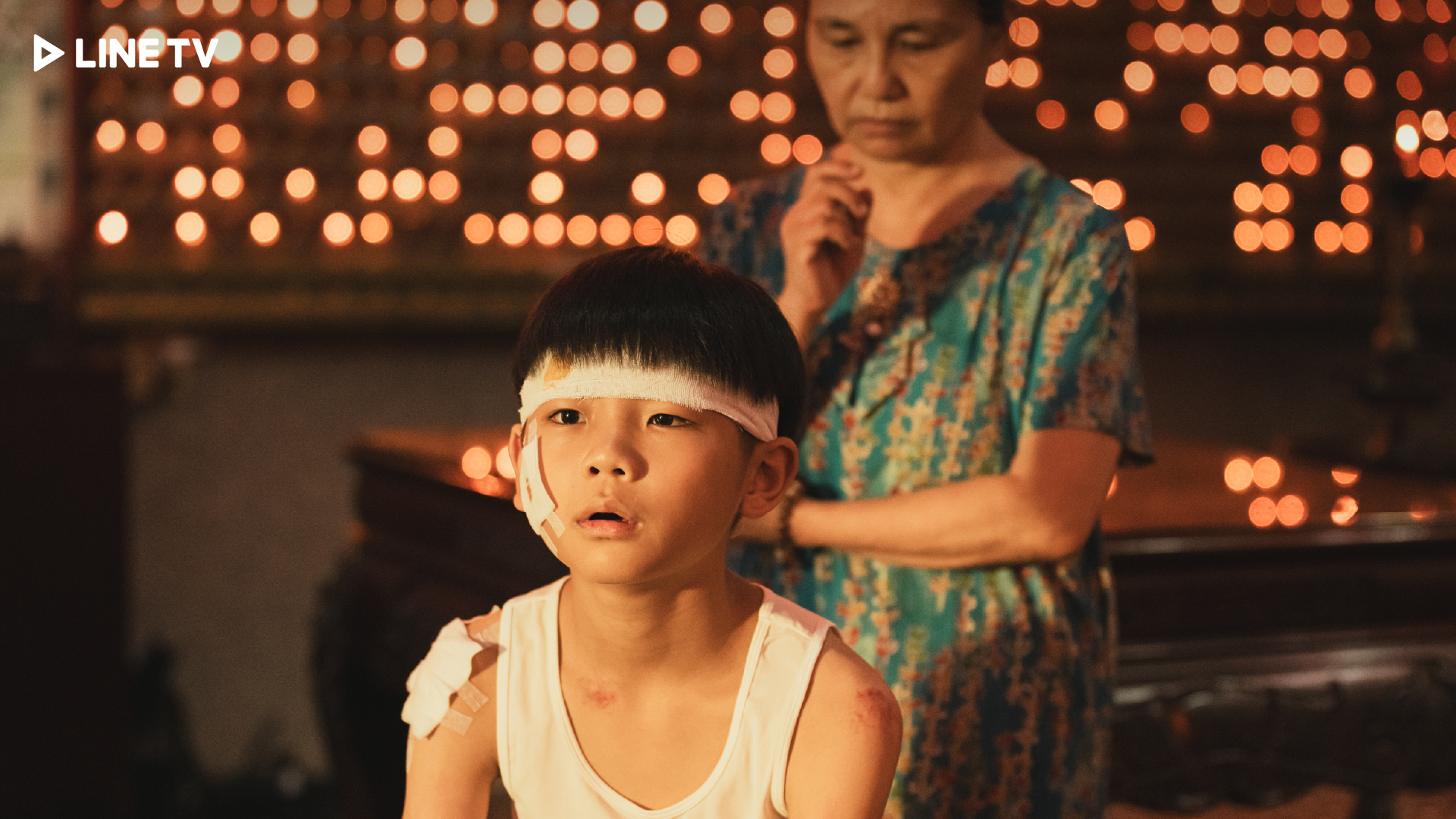 《豬人》洪君昊(左)被懷疑中邪帶去收驚。(圖/LINE TV提供)