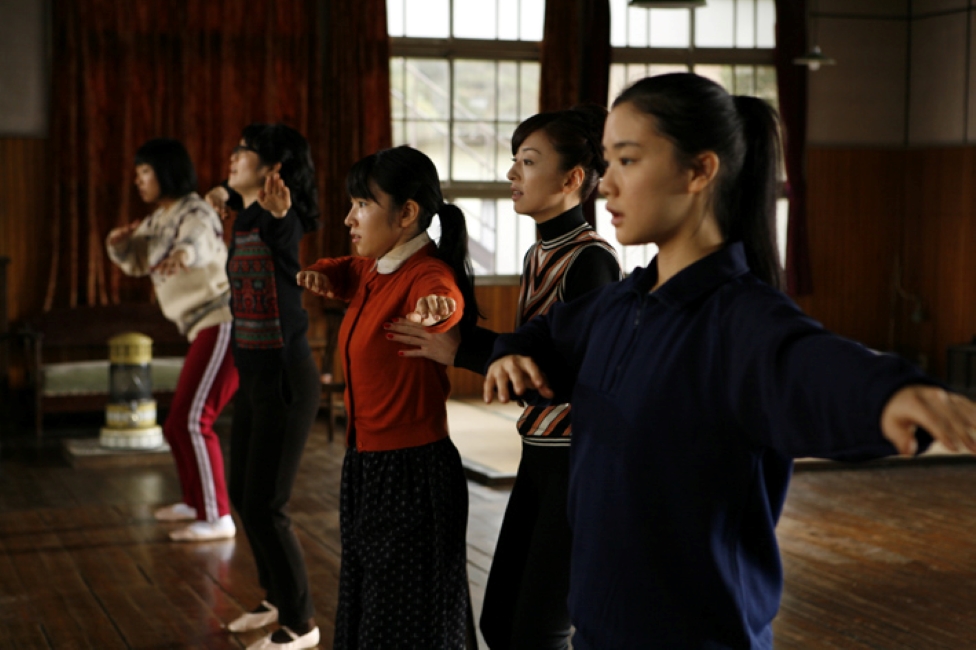 《扶桑花女孩》找來松雪泰子、蒼井優、德永繪里、山崎靜代等人演出，並接受3個月草裙舞特訓。（圖／華映提供）