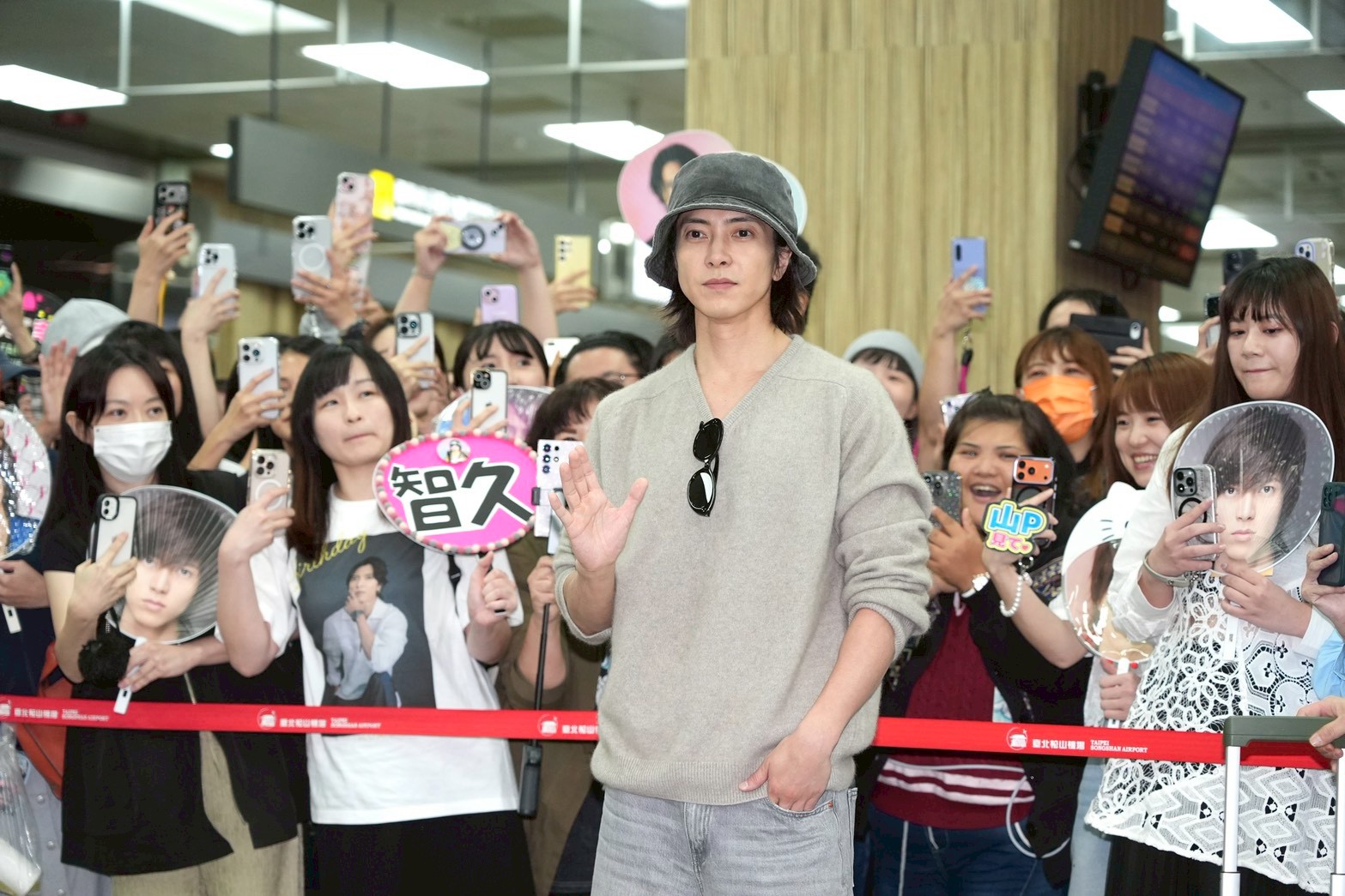 山下智久一抵台就吸引超過700名粉絲到場接機。(圖/陳明中攝)