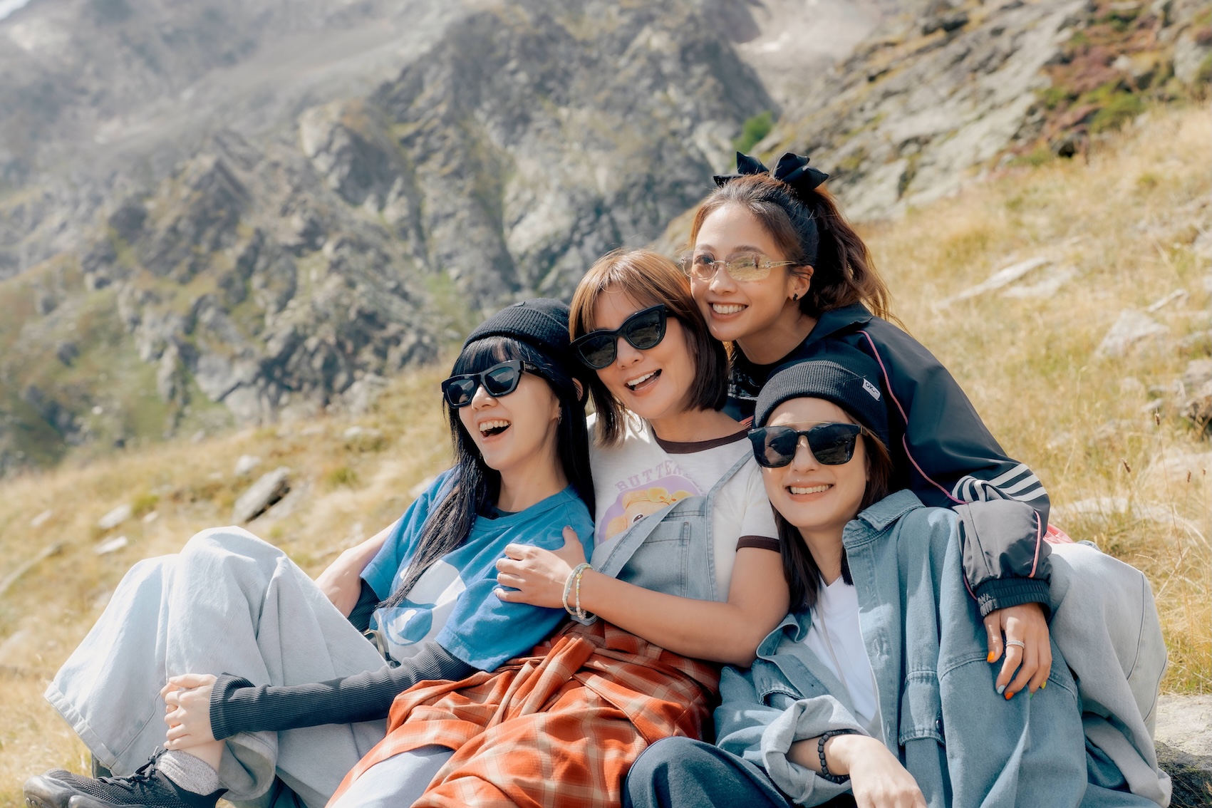 白安（左起）、莎莎、吳映潔、賴雅妍赴瑞士出任務。（圖／好看娛樂提供）