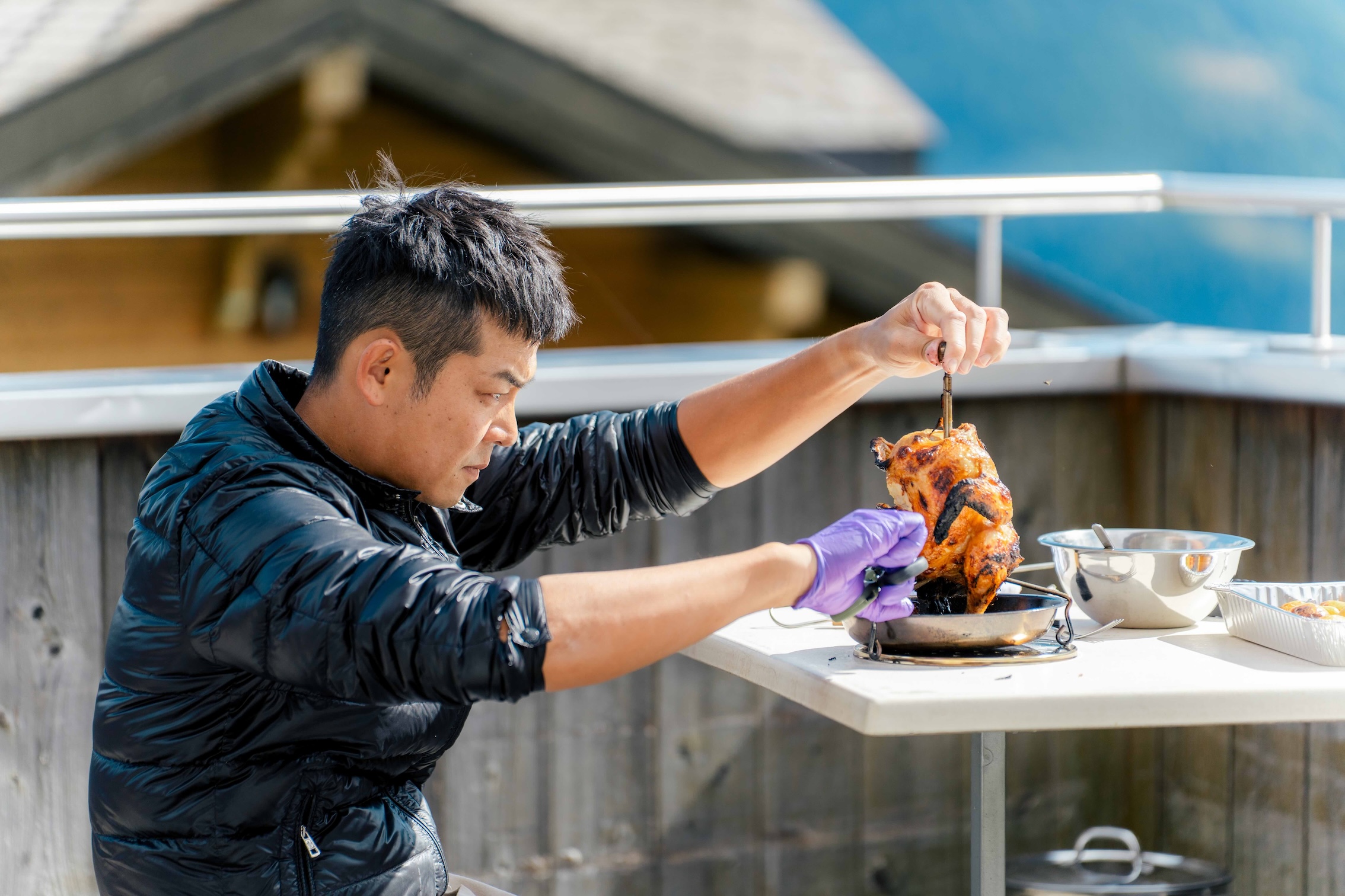 姚元浩烤焦整隻雞。（圖／好看娛樂提供）