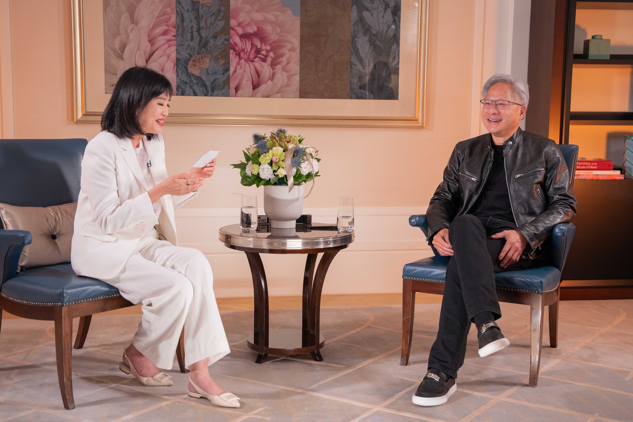 方念華（左）訪問黃仁勳成為全新里程碑之一。（圖／翻攝《看板人物》臉書）