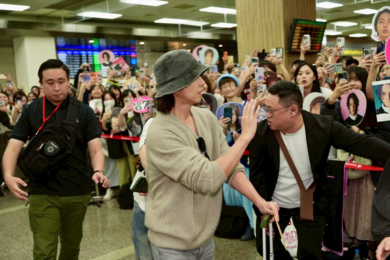 山下智久訪台,見到熱情粉絲接機開心揮手。(圖/陳明中攝)