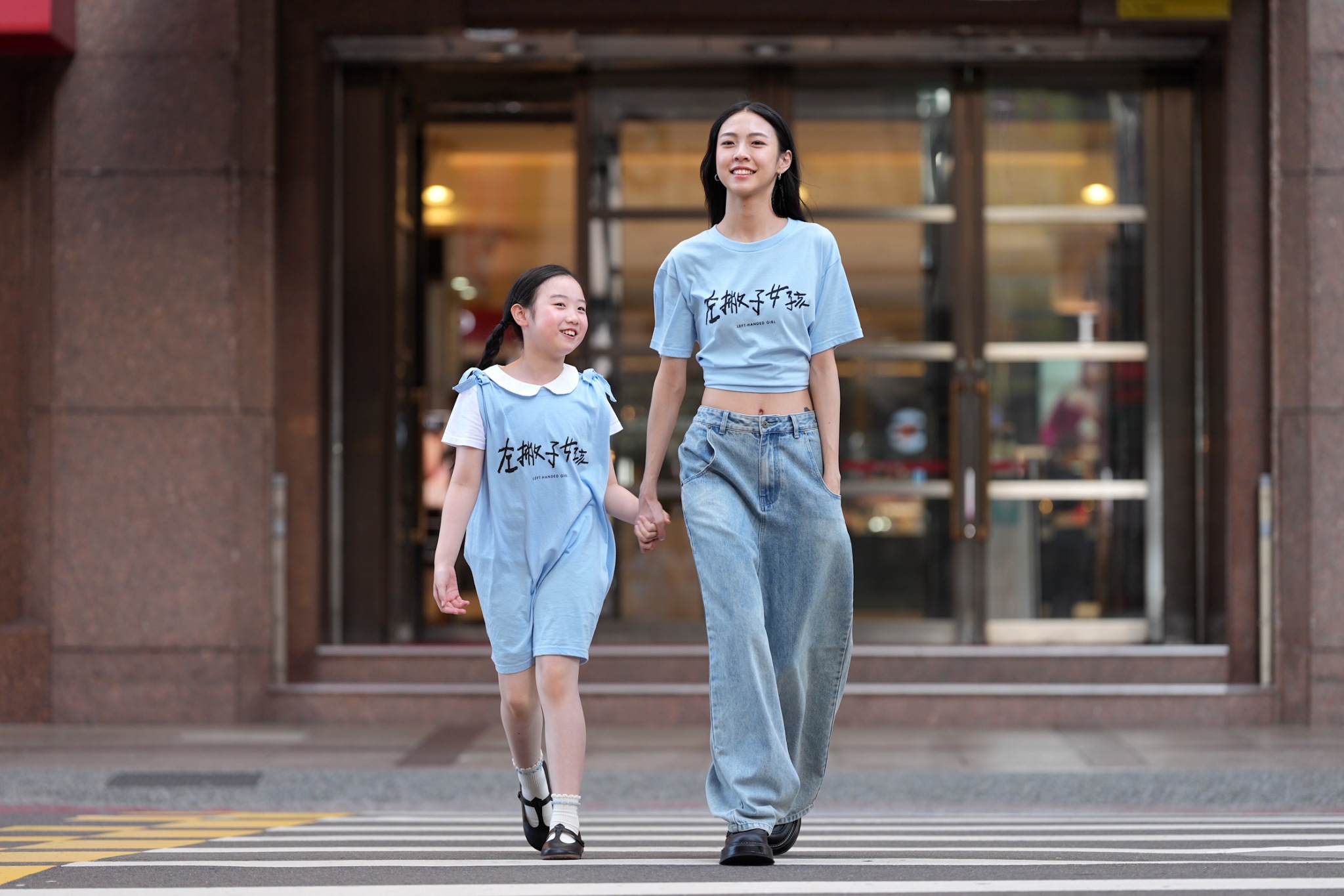 葉子綺(左)跟馬士媛在《左撇子女孩》中飾演姊妹。(圖/陳明中攝)