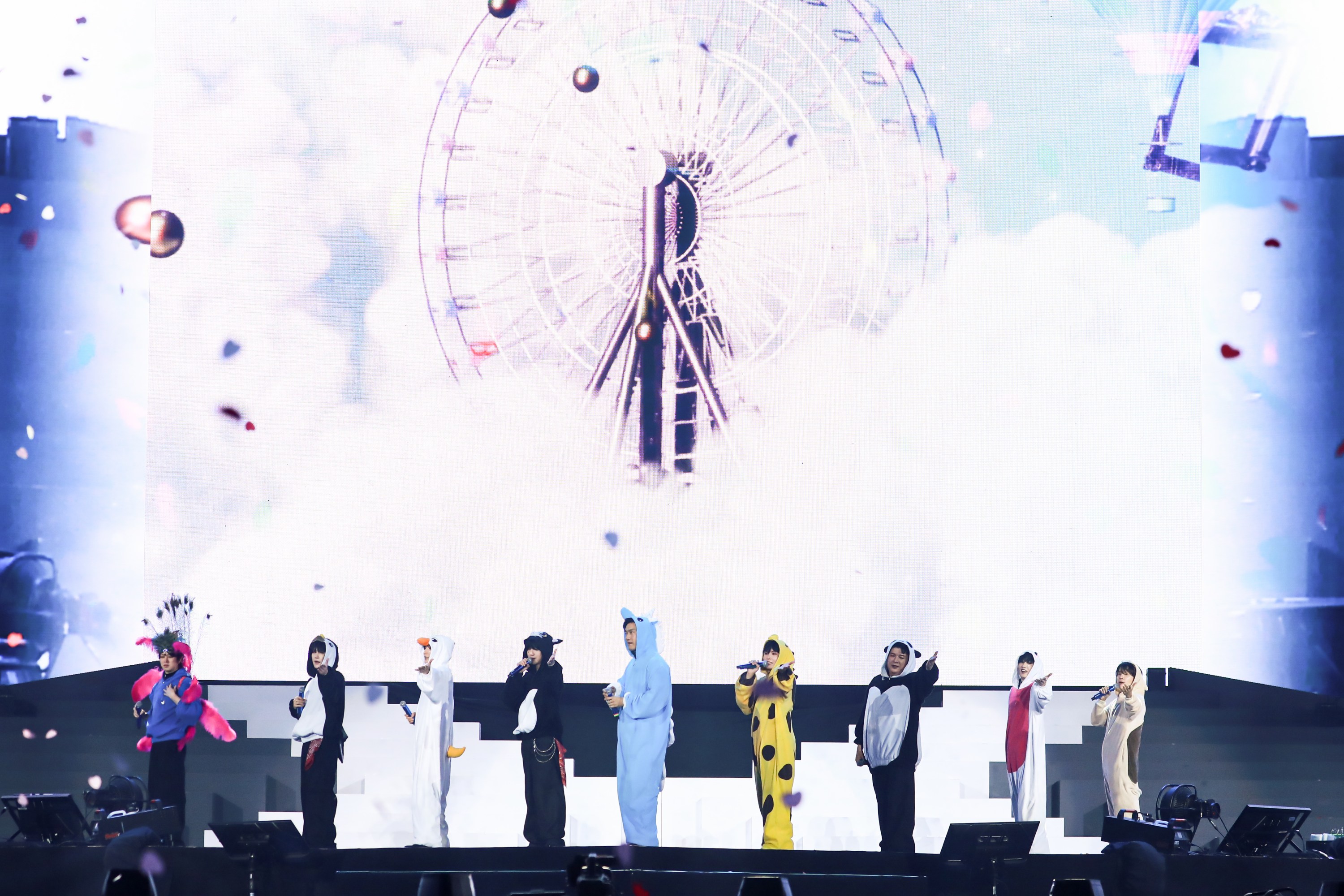 直擊／SJ大巨蛋上演脫衣秀！ 希澈扒光利特爆尖叫   東海深V秀胸肌