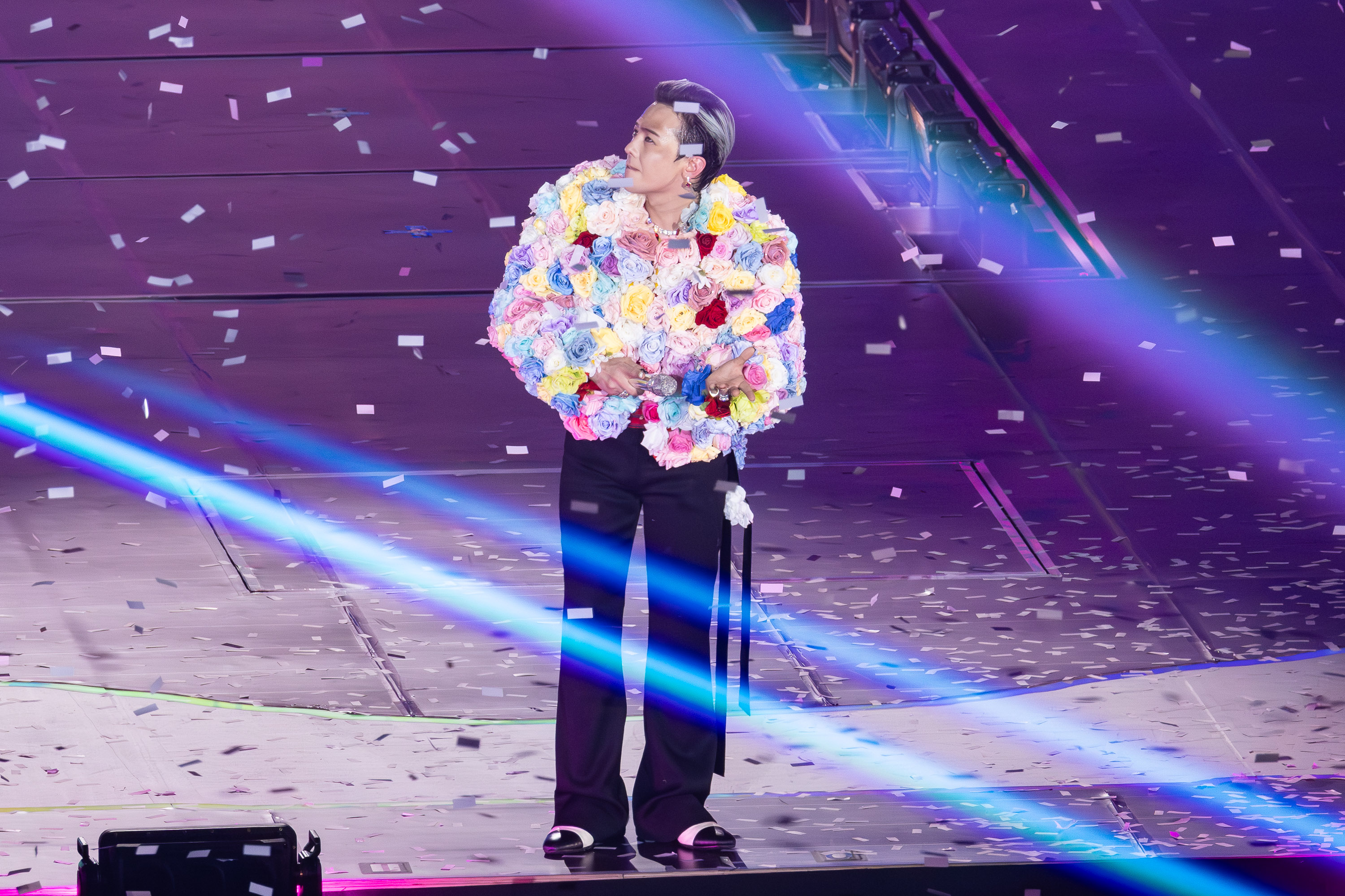 GD大巨蛋開唱,讓粉絲近距離欣賞撥髮秀。(圖/讀者提供)