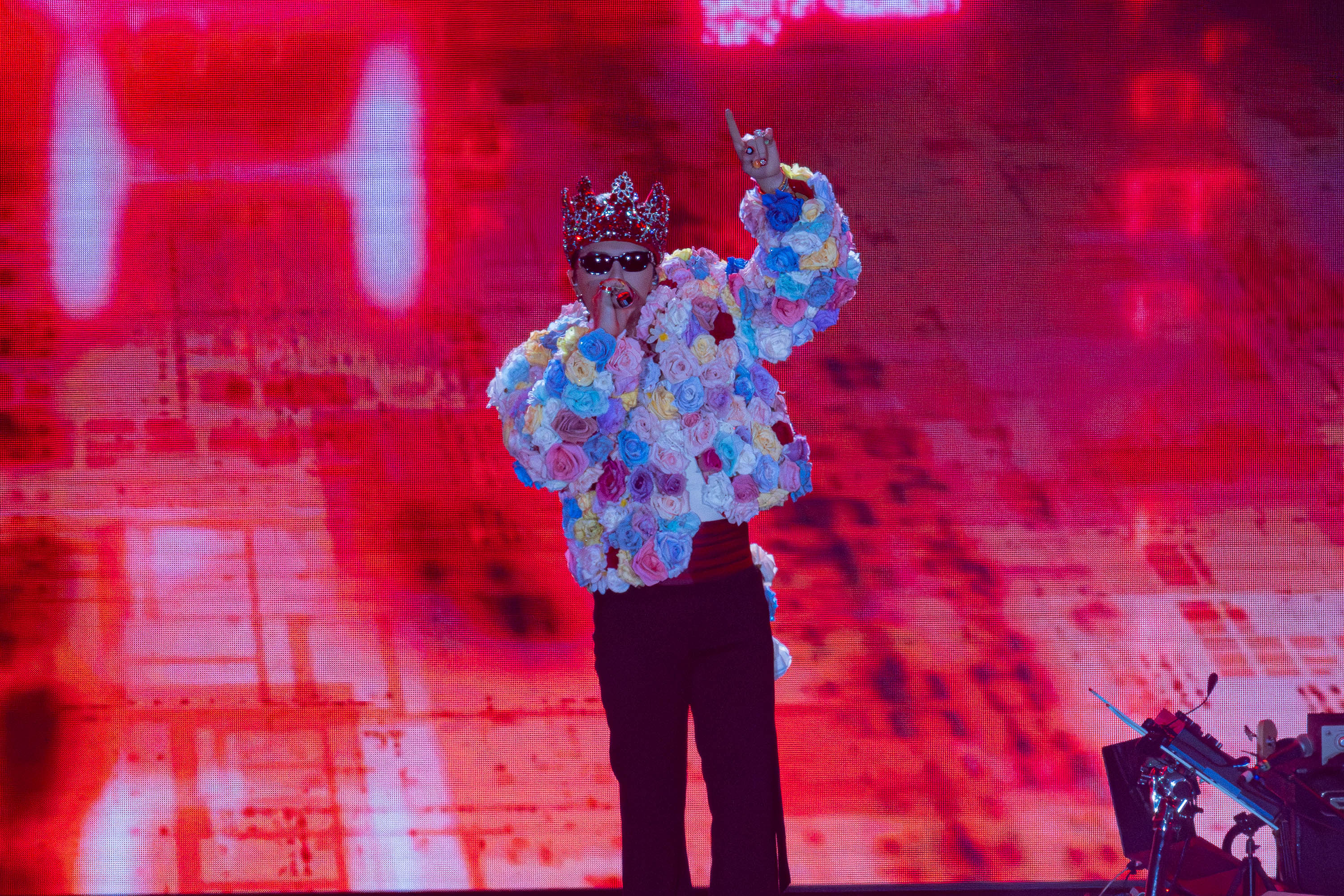 GD穿著玫瑰套裝、頭戴王冠登場登上大巨蛋開唱,一開場就引爆尖叫聲。(圖/讀者提供)