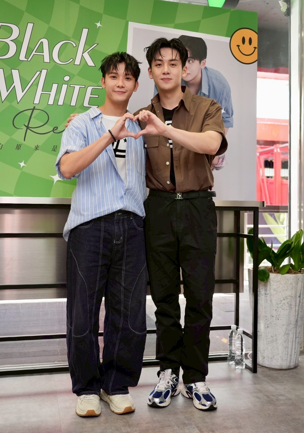 葛兆恩（右）和紀成澔比愛心。（圖／記者陳明中攝）