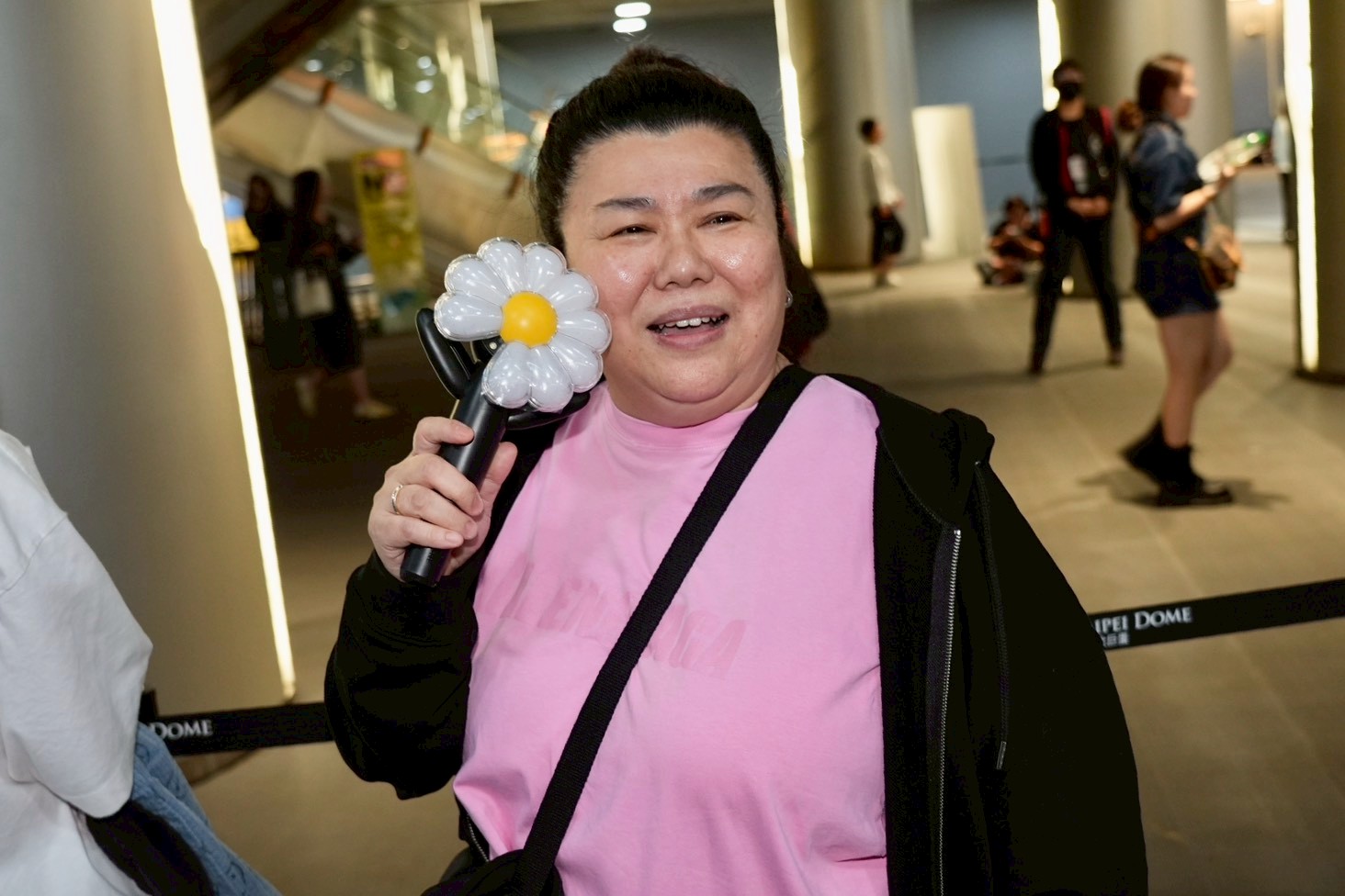 林美秀自備手燈來看GD演唱會。(圖/陳明中攝)