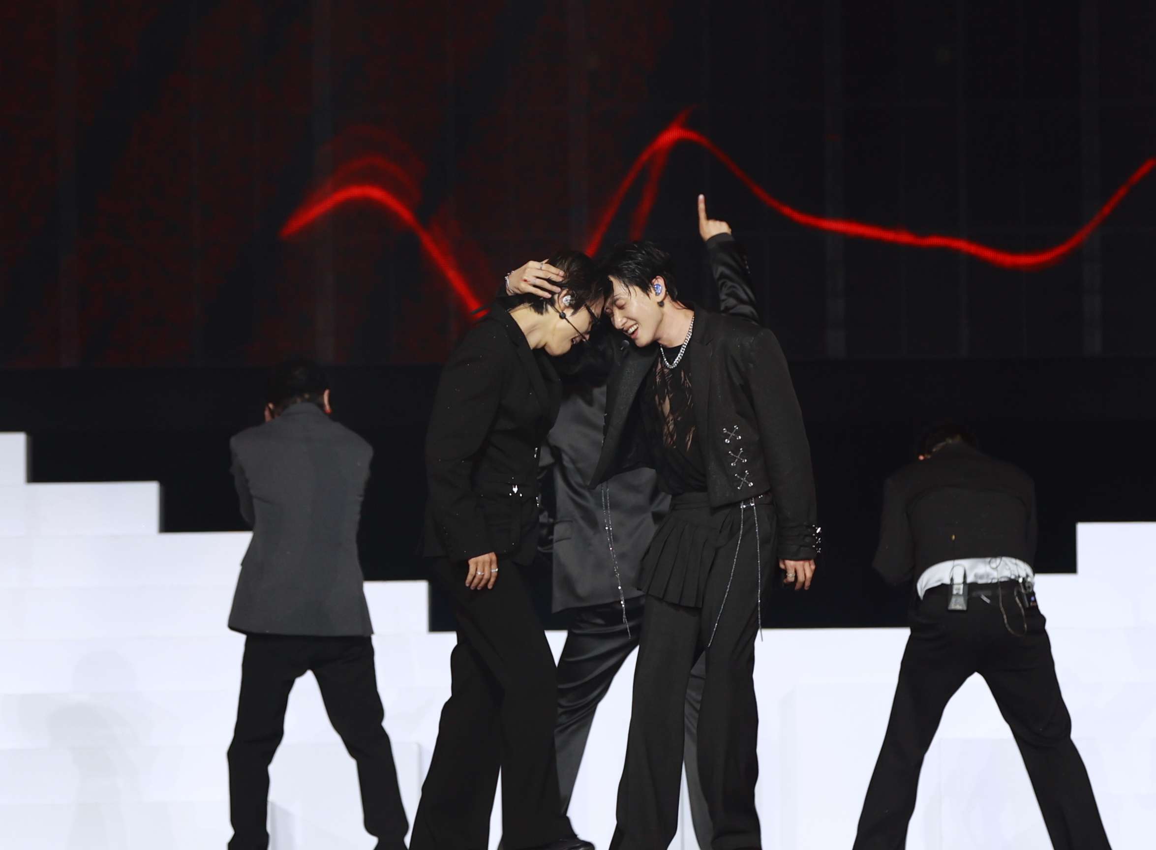 SUPER JUNIOR大巨蛋演唱會第二天，東海、銀赫額頭碰頭又發糖。（圖／讀者提供）