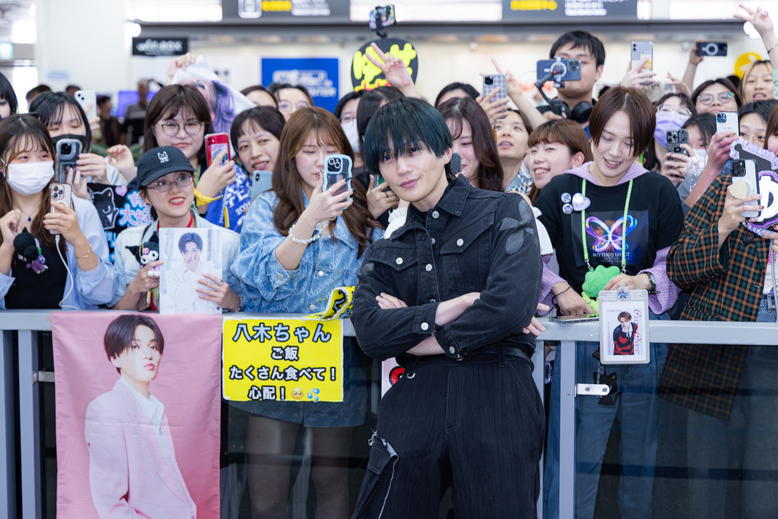 八木勇征在機場親切與粉絲合照。(圖/COME ON JKSSP提供)