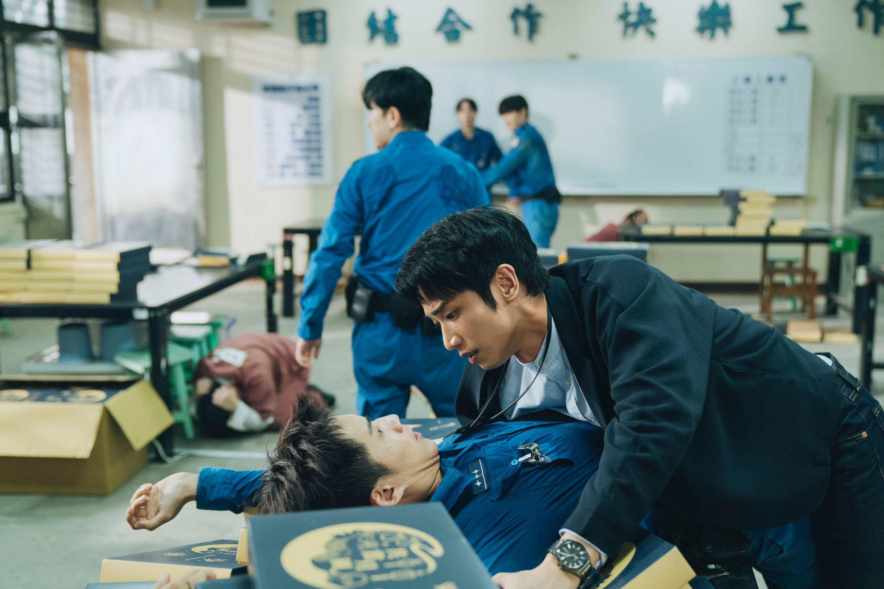 《監所男子囚生記》劉以豪初相識就壓倒陳澤耀。(圖/愛奇藝國際版、壹壹影業提供)