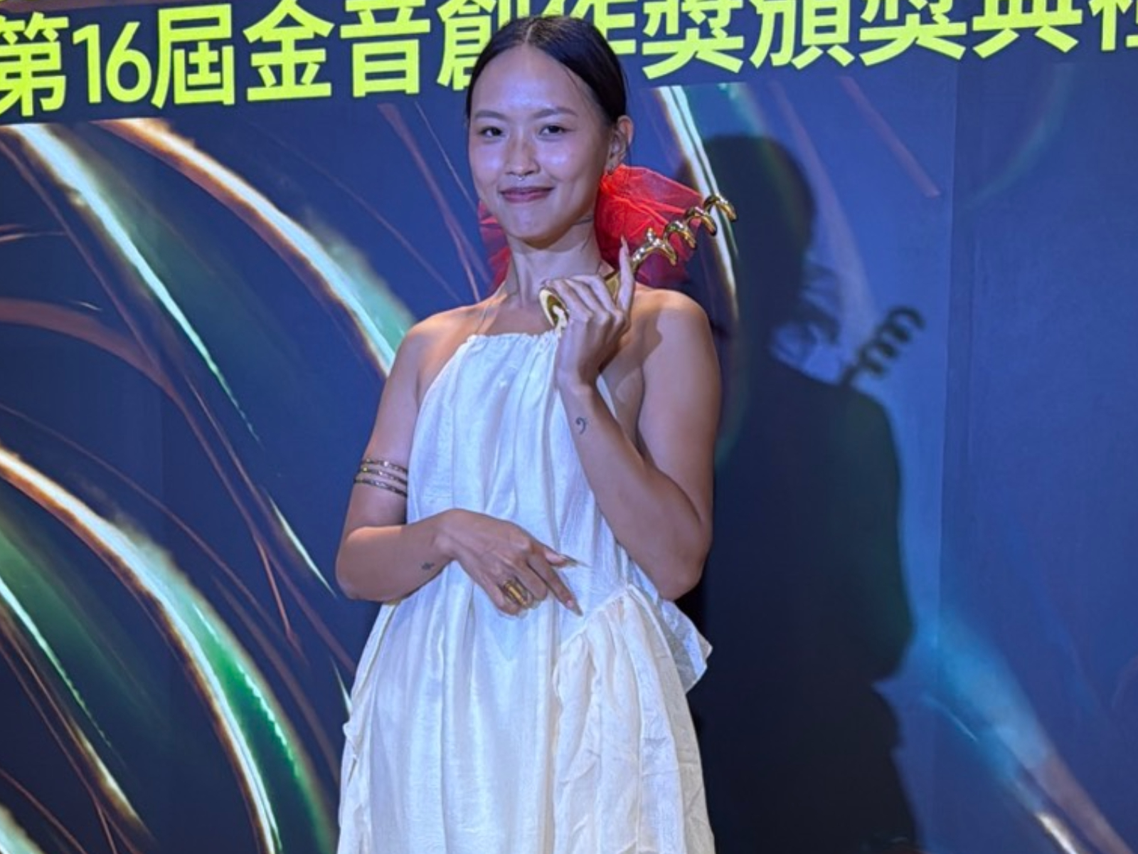 金音獎／獲獎找不到人！女星驚恐衝上台「我奶頭露出來」