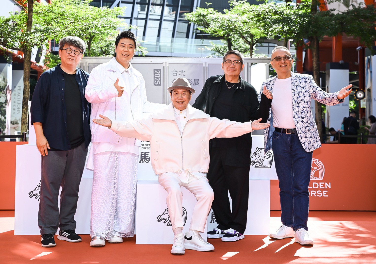 《高雄有顆藍寶石》導演楊力州(左起)與邵大倫、黃西田、高雄流行音樂中心執行長丁度嵐以及豬哥亮兒子謝順福。(圖/金馬執委會提供)