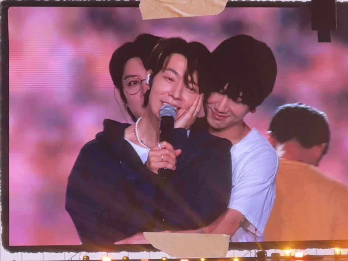 SUPER JUNIOR大巨蛋演唱會,藝聲背後抱東海。(圖/讀者提供)