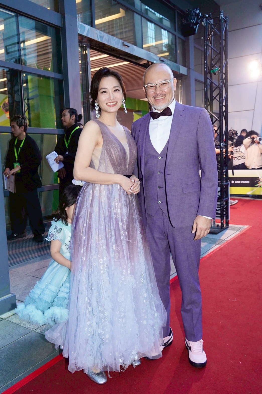 典典（左）一直躲在爸媽後面。（圖／記者王人傑攝）