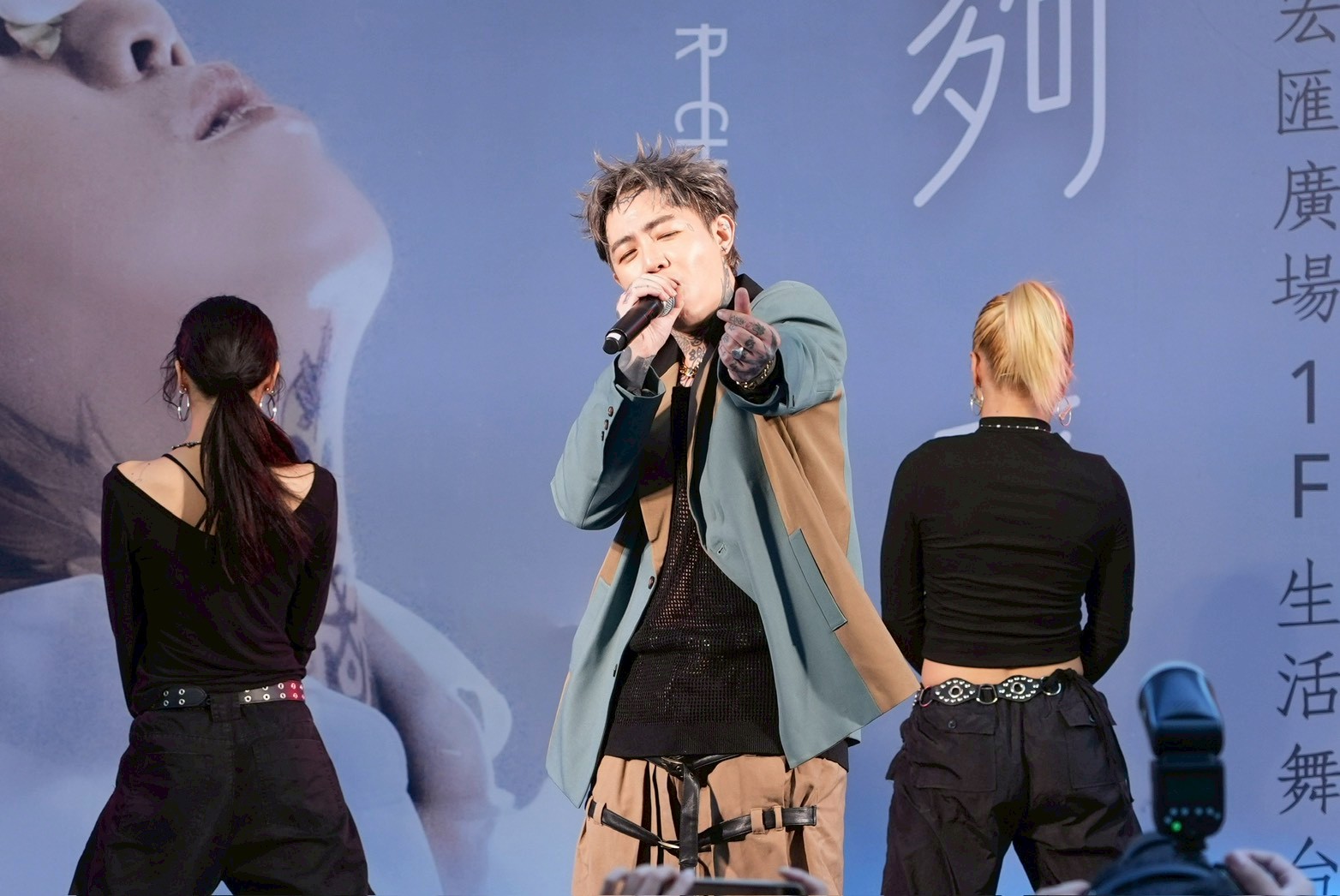 謝和弦重新詮釋唐禹哲〈只欠一句我愛你〉。(圖/記者許方正攝)