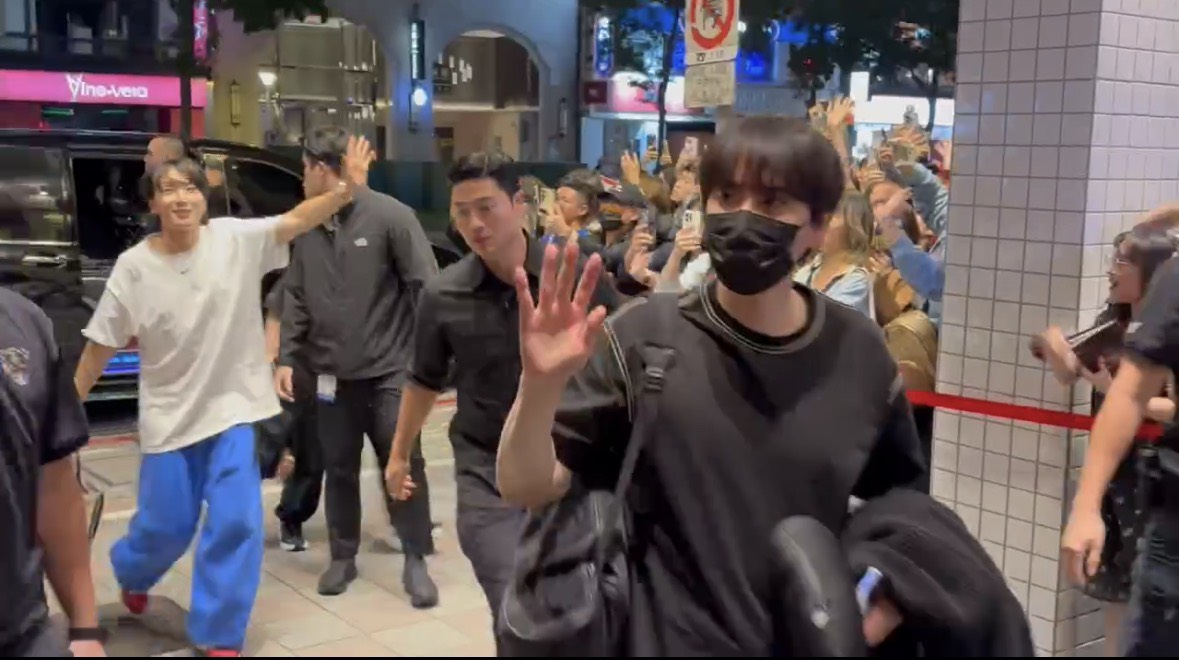 圭賢、利特向在場粉絲熱情揮手。(圖/攝影中心攝)