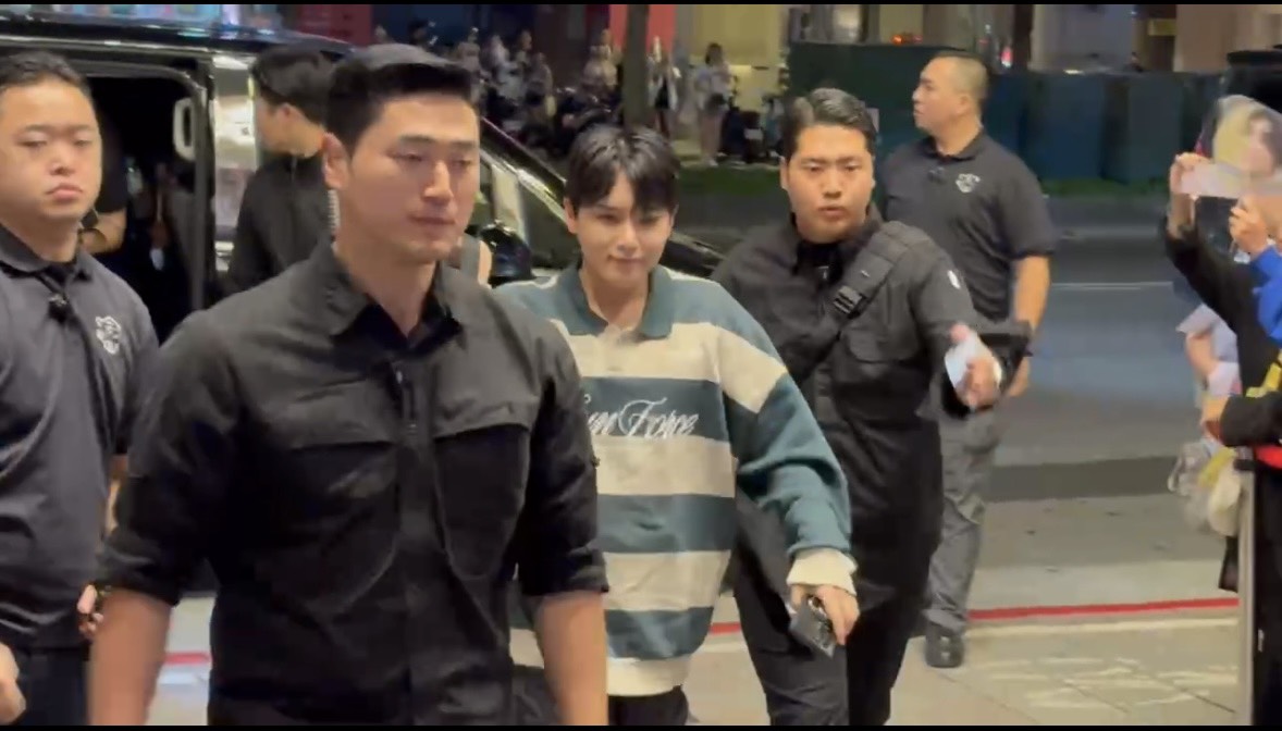 厲旭身穿格子上衣現身慶功宴。(圖/攝影中心攝)