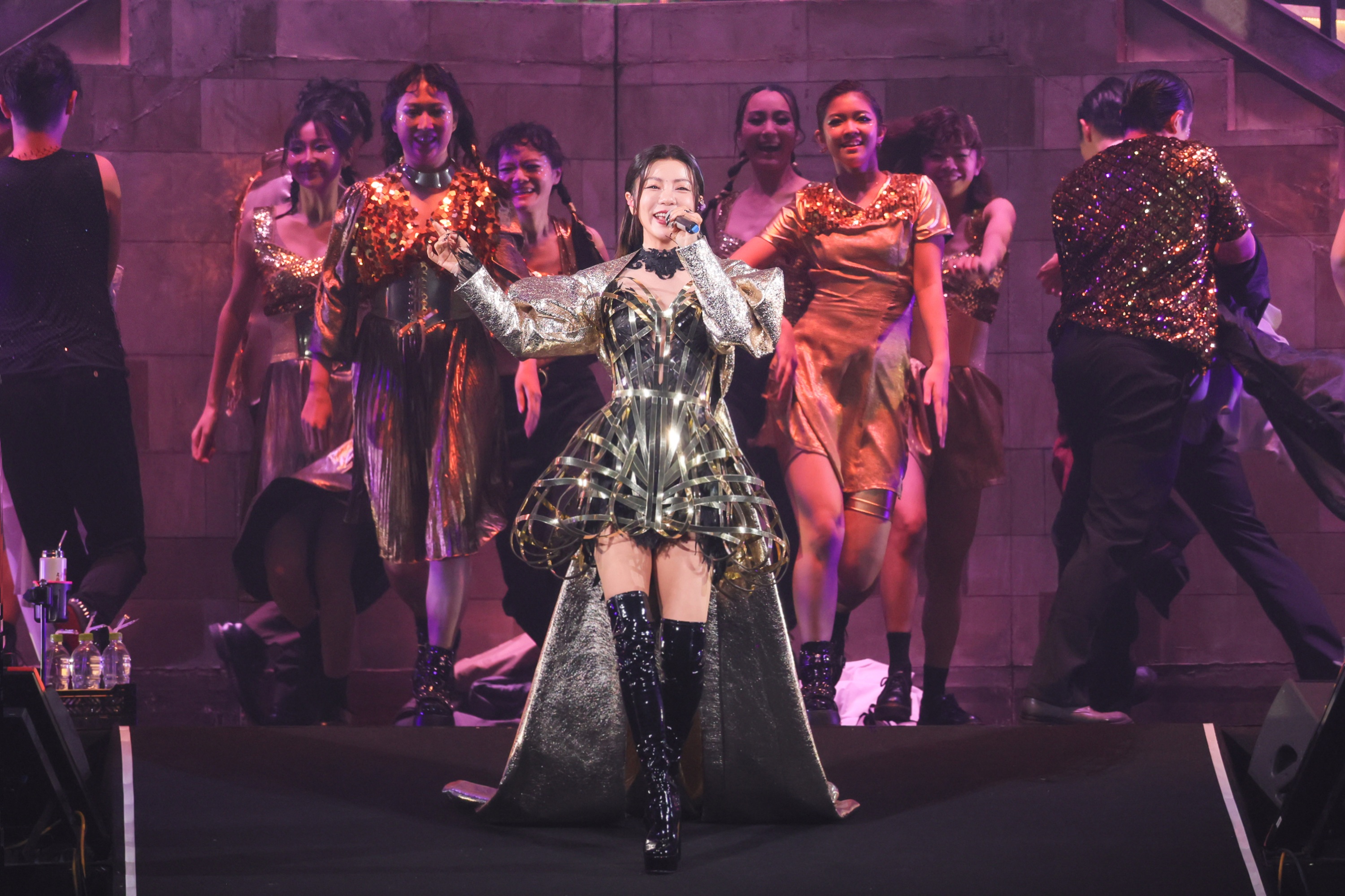 丁噹化身暗夜天鵝歌姬獻唱多首傷感情歌。(圖/相信音樂提供)