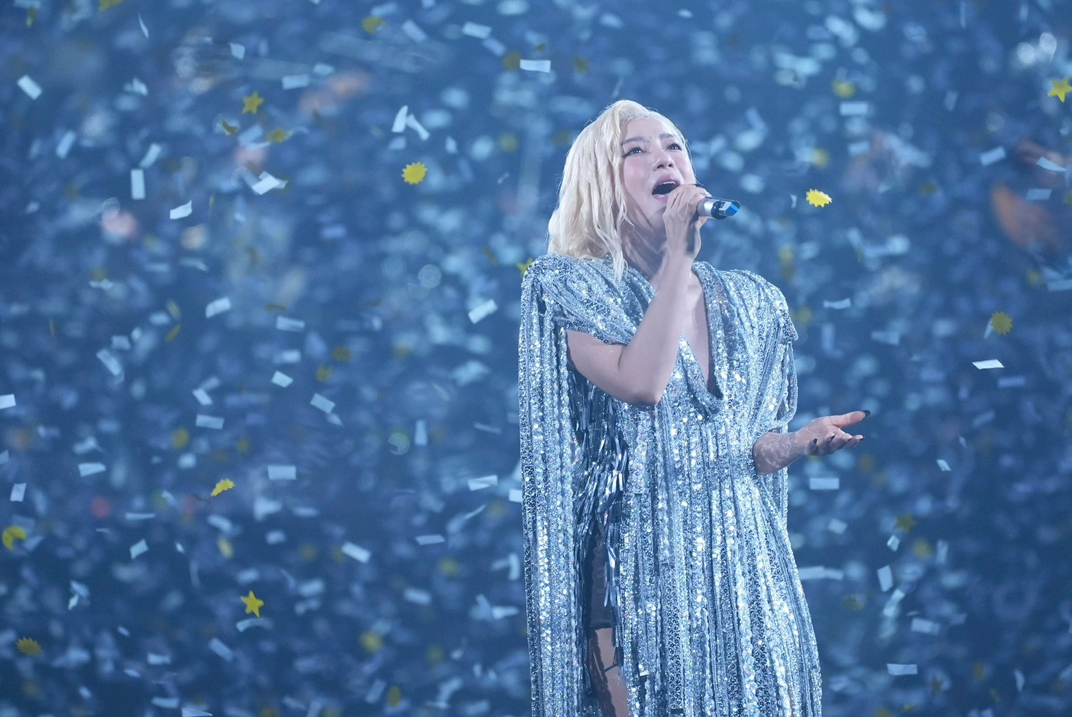 丁噹獻唱張惠妹經典〈三天三夜〉,瞬間將小巨蛋變成超大型狂歡派對。(圖/記者許方正攝)