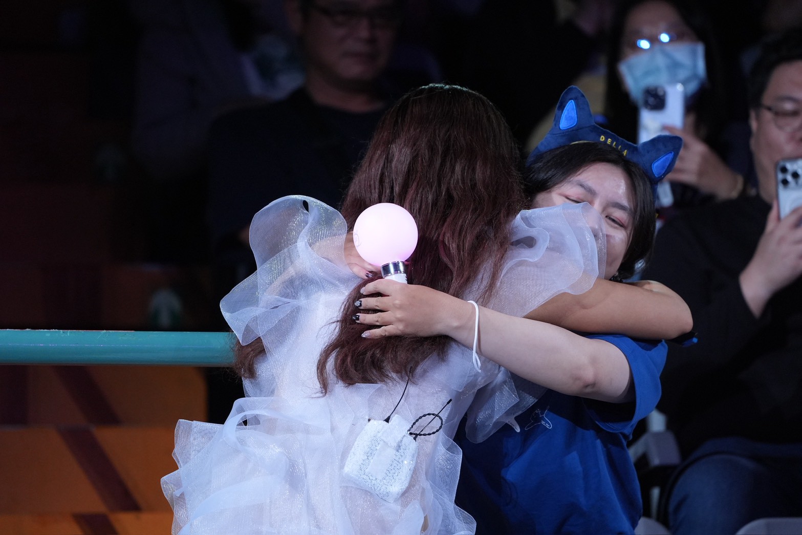 除了近距離互動,丁噹也大方獻上擁抱給獨自來看演唱會的粉絲。(圖/記者許方正攝)