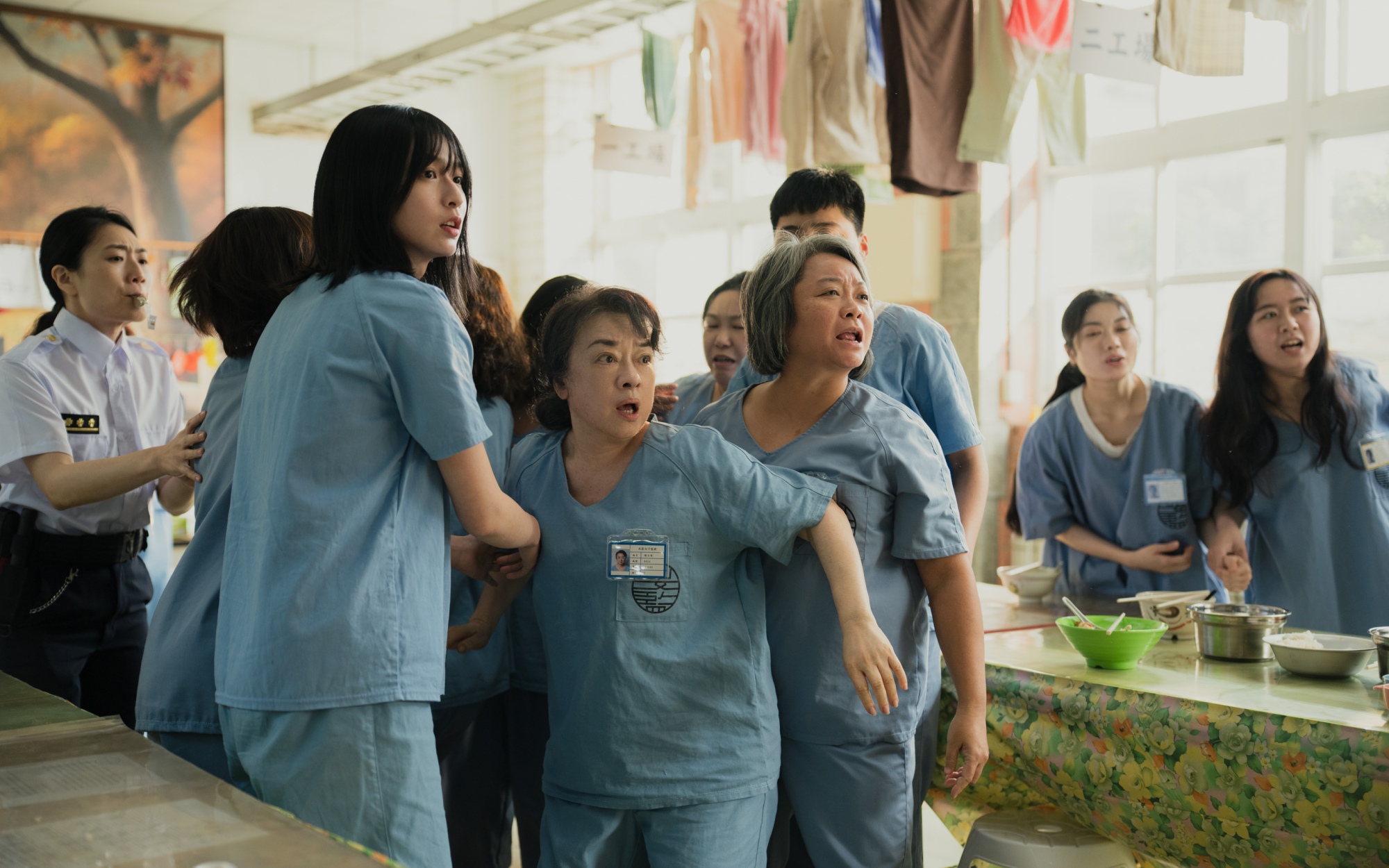 《陽光女子合唱團》安心亞不小心肘撞翁倩玉嚇到超崩潰.。（圖／壹壹喜喜提供）