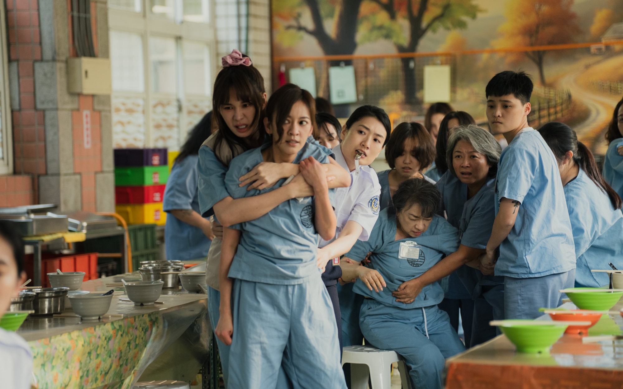 《陽光女子合唱團》安心亞勸架時抓住陳意涵，直呼很累。（圖／壹壹喜喜提供）