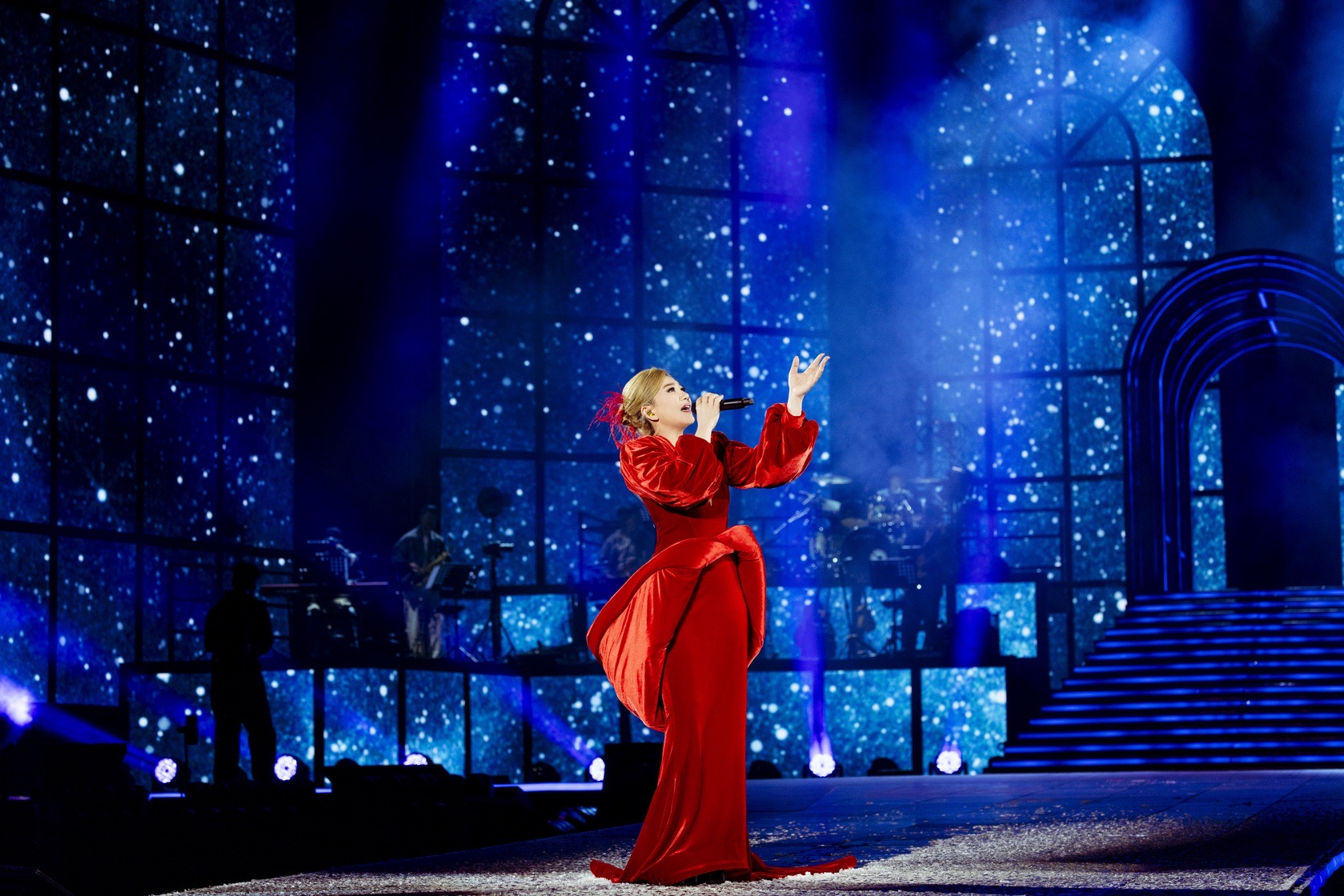 第一次在戶外的體育場開唱的梁靜茹提前兩天來場刊。(圖/超級圓頂提供)