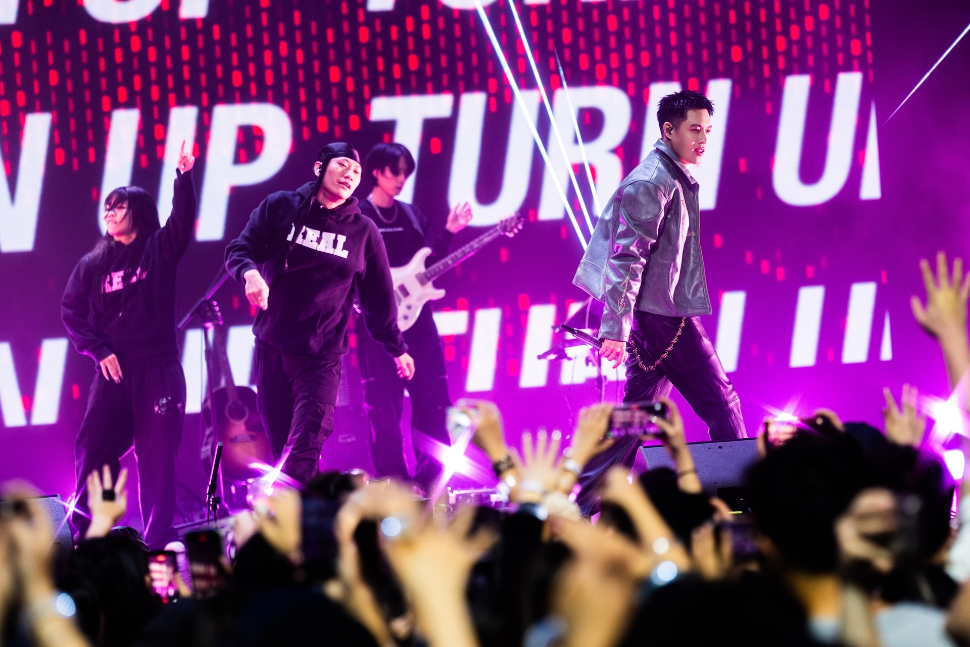 周湯豪(右)炸裂舞台。(圖/IMC Live Global提供)