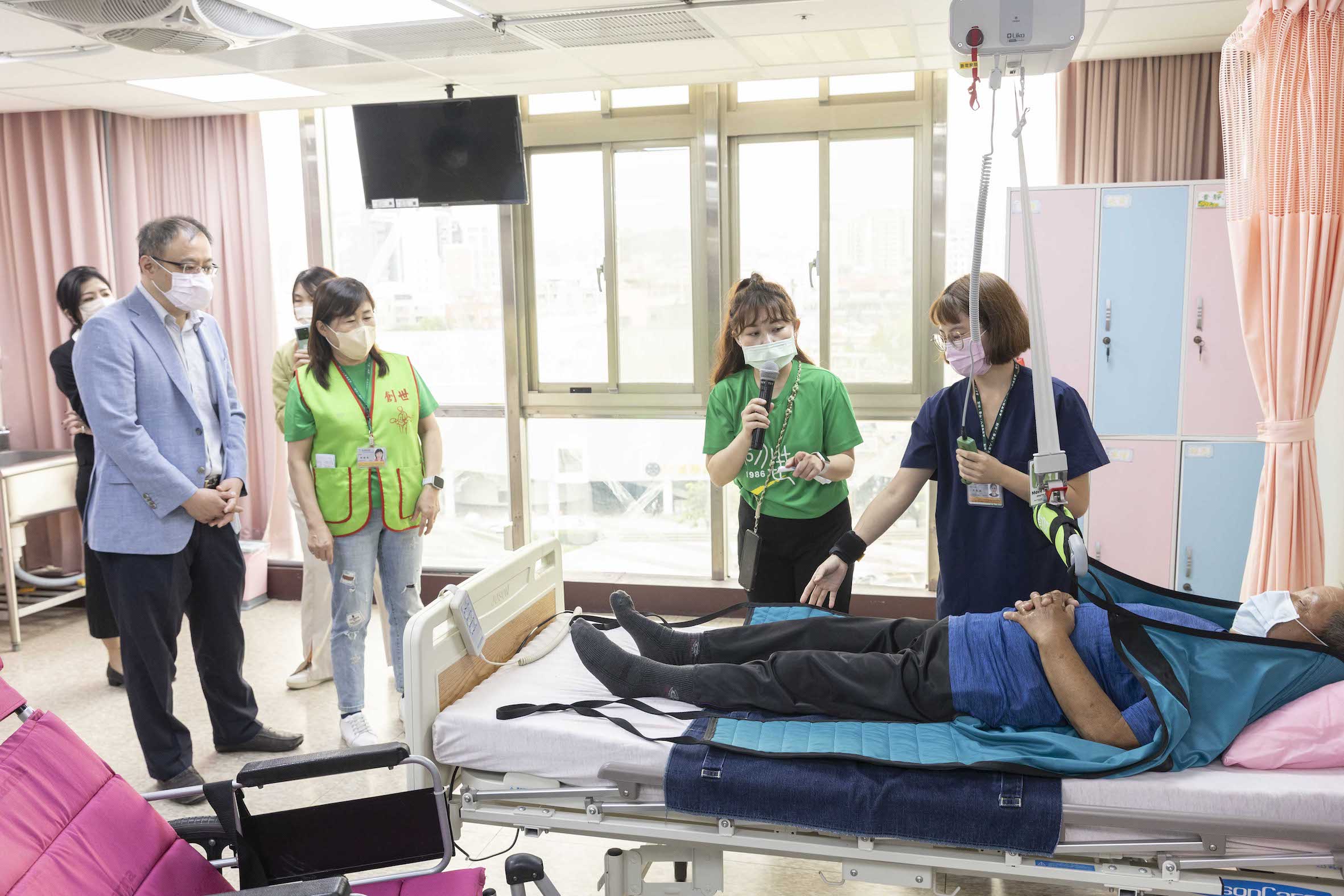 創世基金會引進懸吊系統　植物人家屬贈儀式親體驗：很平穩！