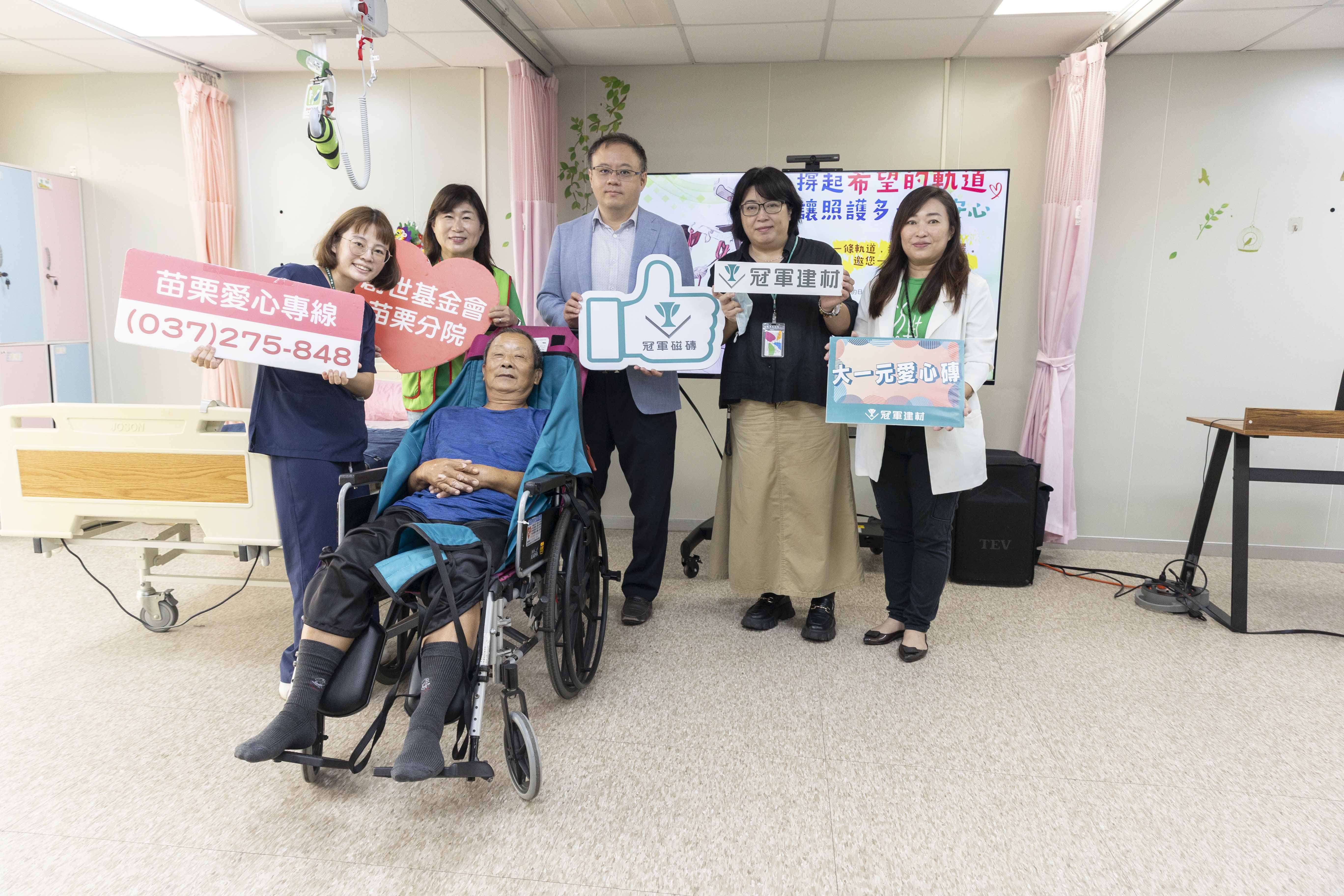 捐贈儀式現場，也特別邀請到植物人家屬劉爸爸，親身體驗這套系統的使用。（圖／創世基金會提供）