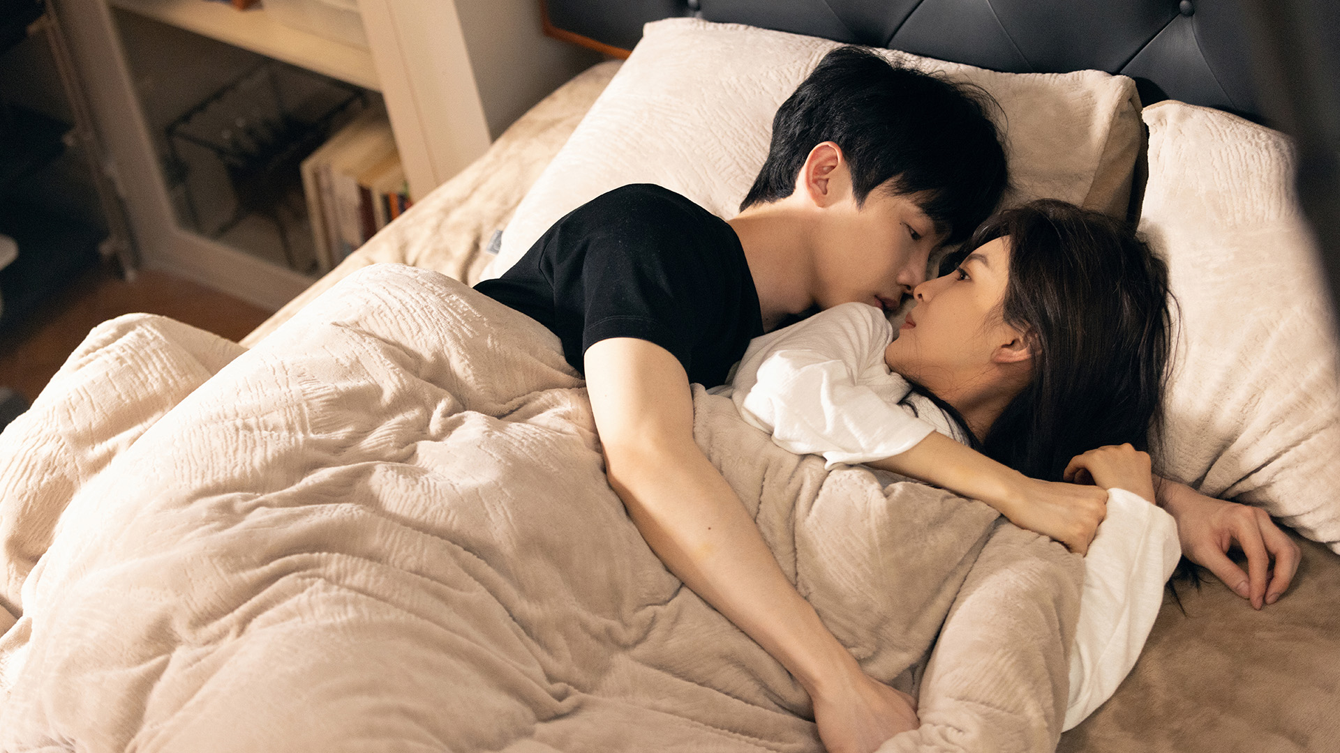 白敬亭與章若楠共同主演的超高話題度偶像劇《難哄》。(圖/中天提供)