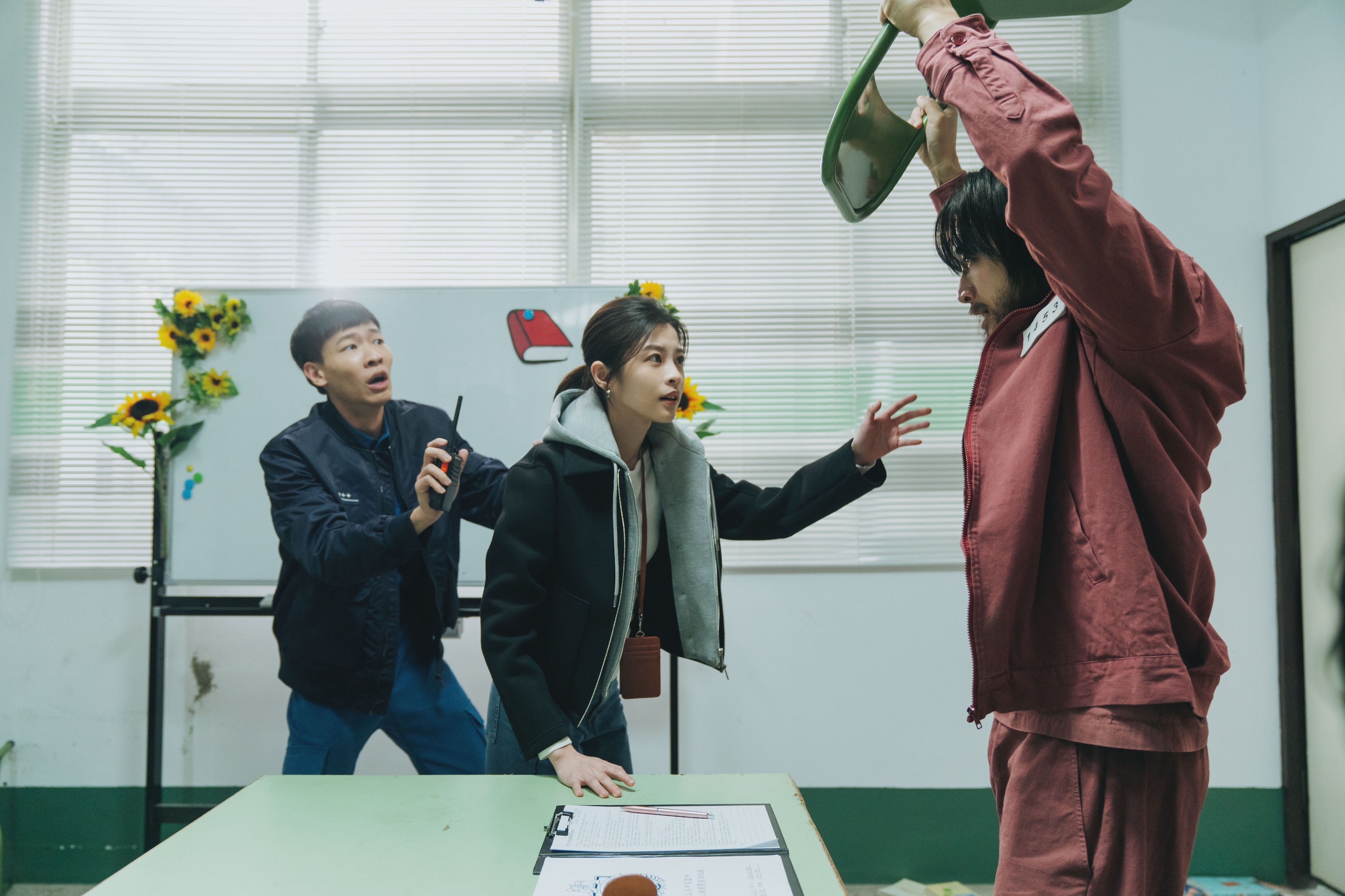 Darren挑戰蓄鬍頹廢偶像,情緒失衡與詹子萱對峙。(圖/愛奇藝國際版、壹壹影業提供提供)