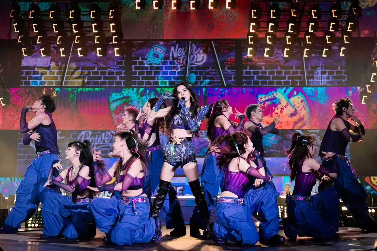 Ella(中)賣力演出。(圖/勁樺娛樂提供)