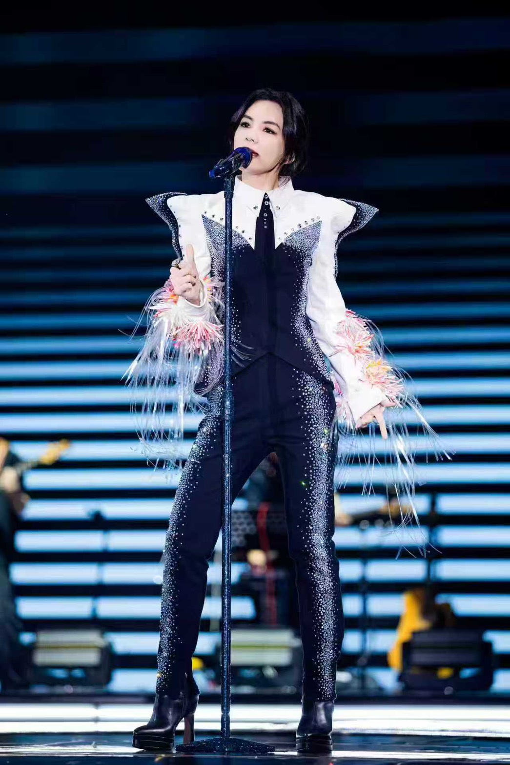 Ella展開首場個唱。(圖/勁樺娛樂提供)