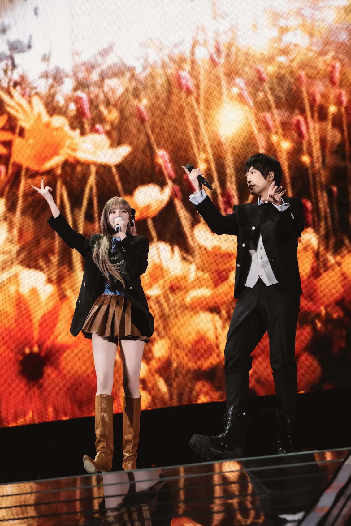 阿信也在宋雨琦的教導下,現學現賣小跳了一段〈M.O.〉。(圖/相信音樂提供)