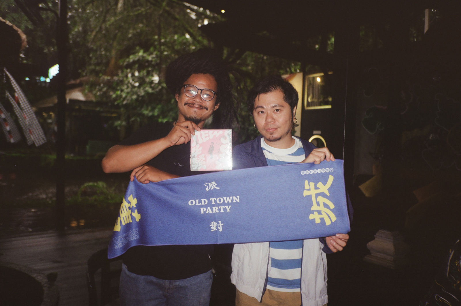 黃子軒(右)與印尼音樂家 Rizal Hadi合作。(圖/內山小文化提供)