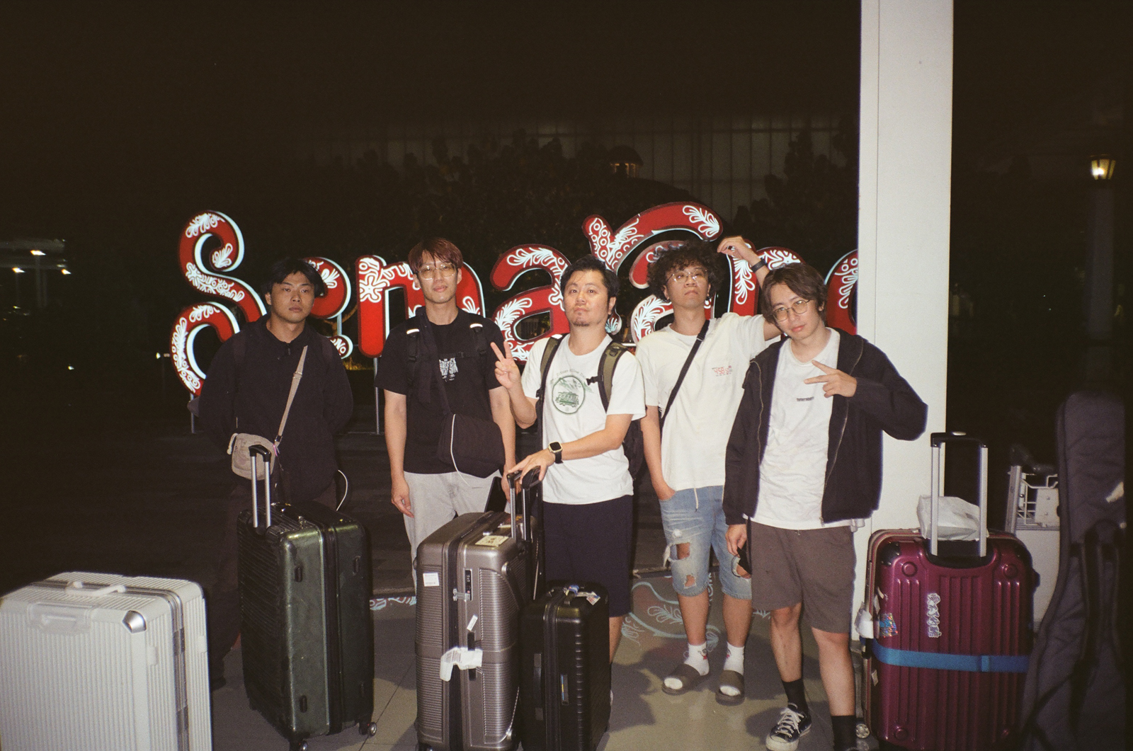 黃子軒(中)和團友山平快樂團去印尼遇到波折。(圖/內山小文化提供)