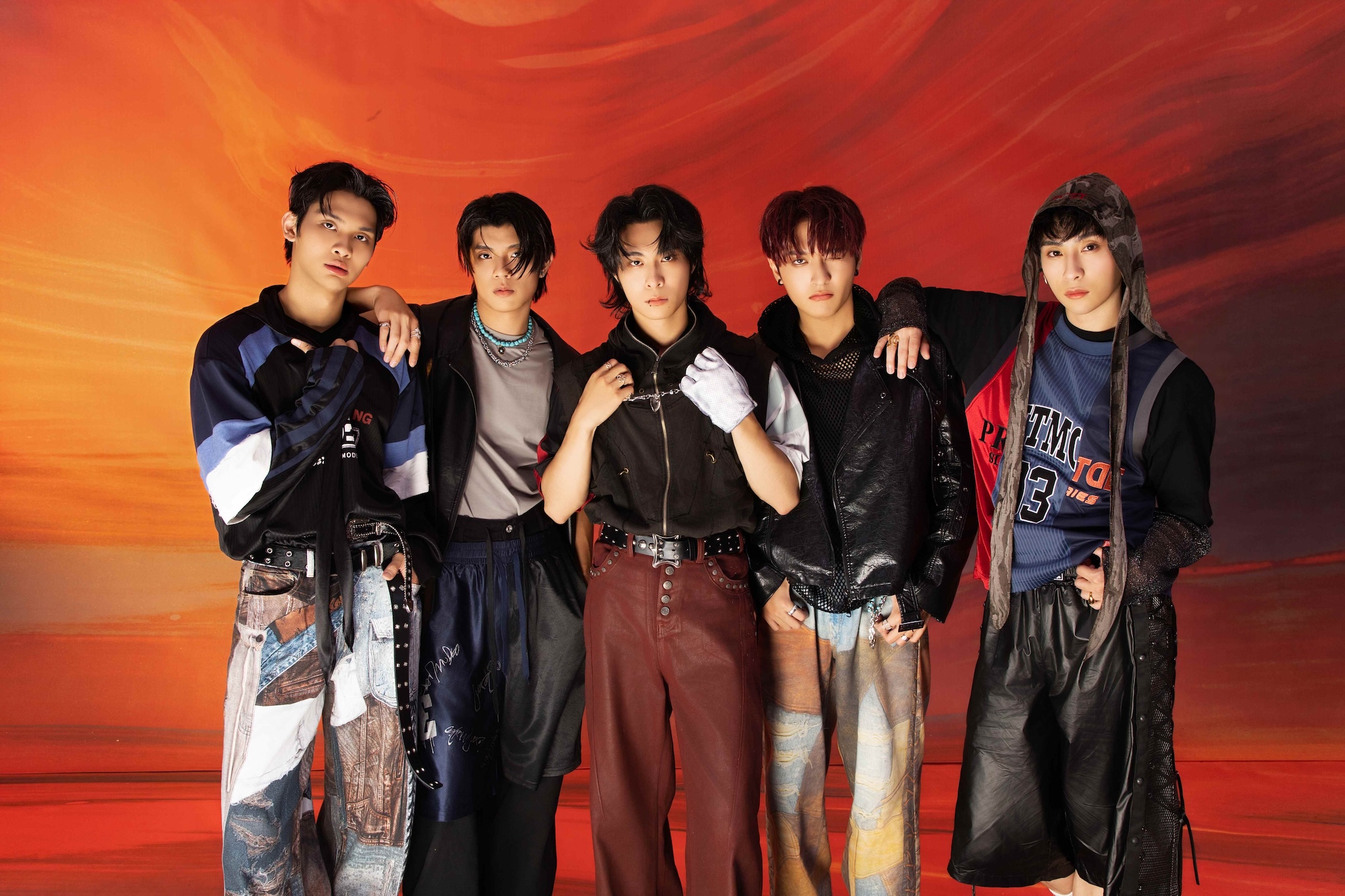 男團 FEniX峻廷（左起）、MAX、浦洋、承隆、家齊 夯到越南，攻佔熱播選秀節目。（圖／華納音樂提供）