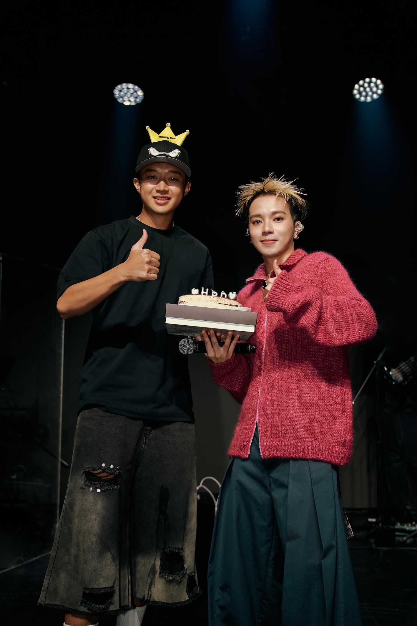 黃號（右）開心收到好友Yappy送上的蛋糕。（圖／山夏國際娛樂提供）