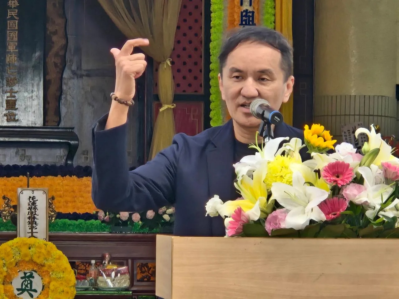 常如山一天完成兩項暖心行動　捐120萬安置榮民公墓