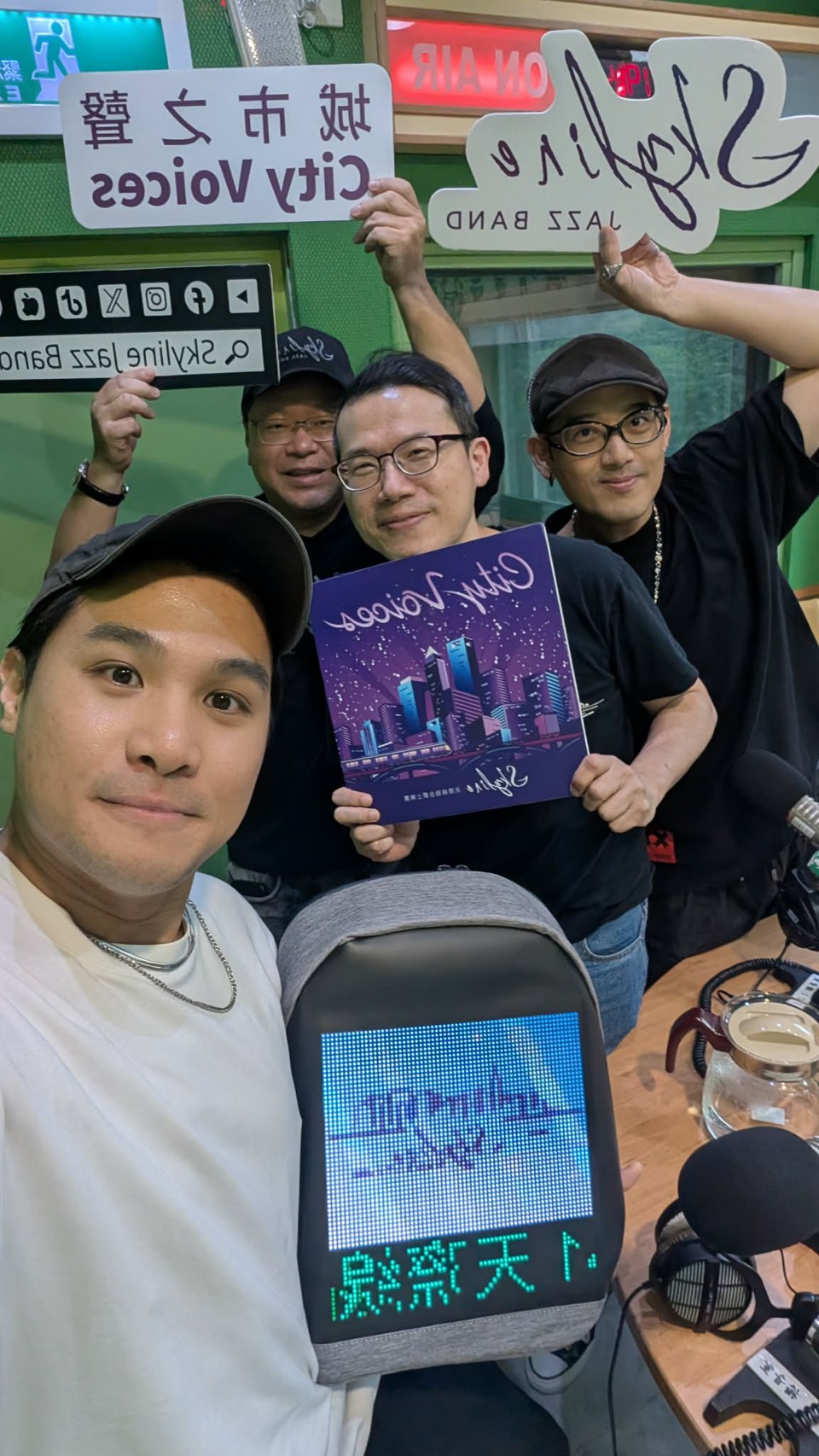 Skyline在巫巴克主持的節目《想為你播放》上公布明年一月確在北流SUB開演唱會。(圖/巫巴克提供)