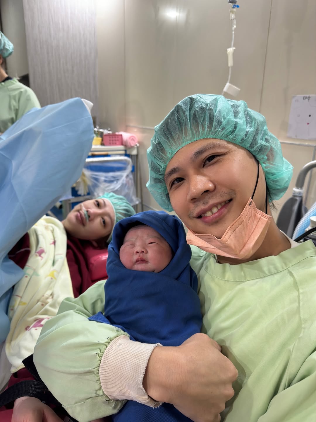 玉兔（左）生二胎，老公在旁陪產。（圖／翻攝玉兔IG)