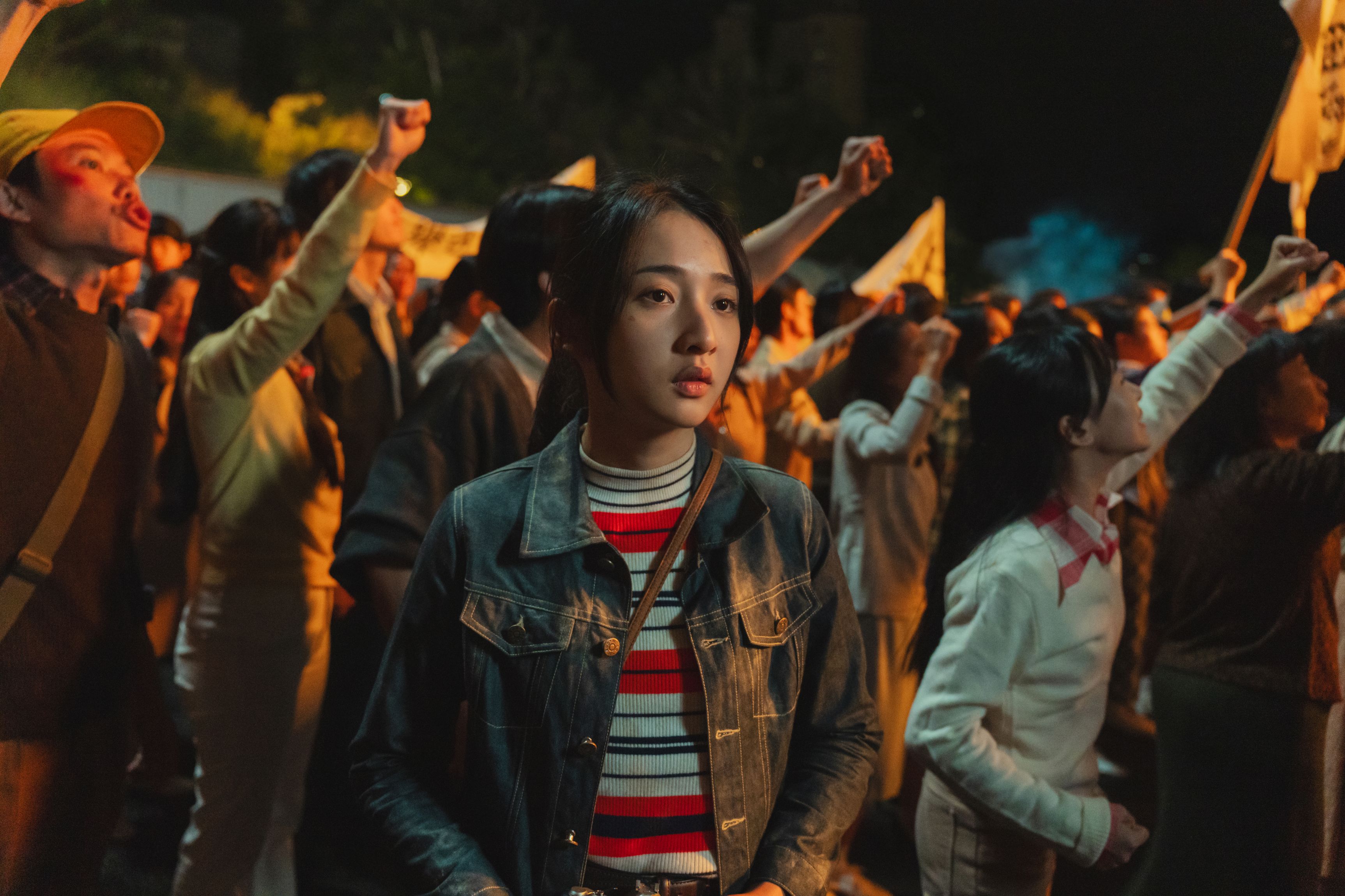 李沐飾演的女主角賢英在電影中遇上中壢事件。(圖/瀚草文創GrX STUDIO提供)