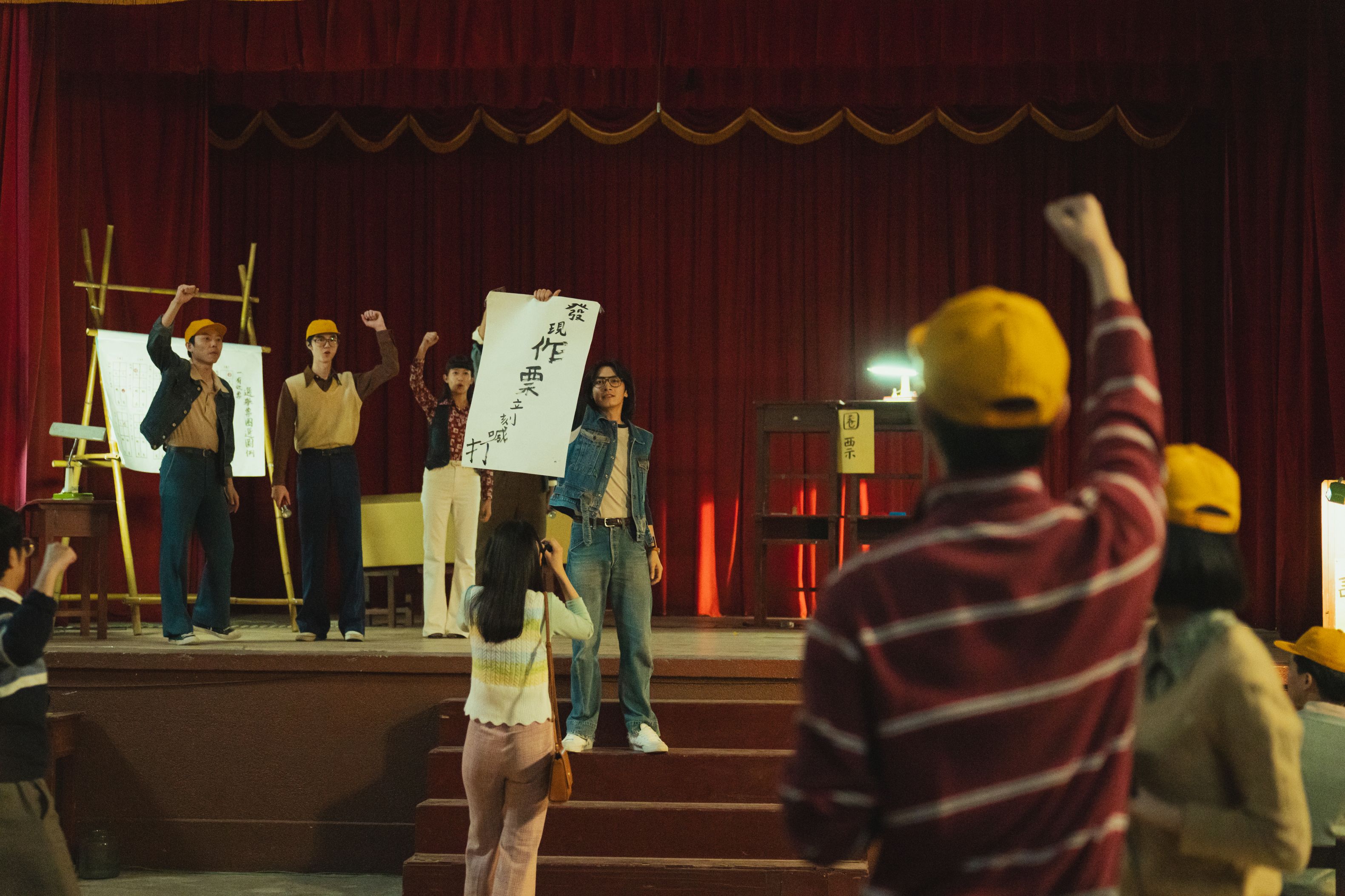 宋柏緯電影中飾演熱血青年,號召青年們一起監督投票。(圖/瀚草文創GrX STUDIO提供)