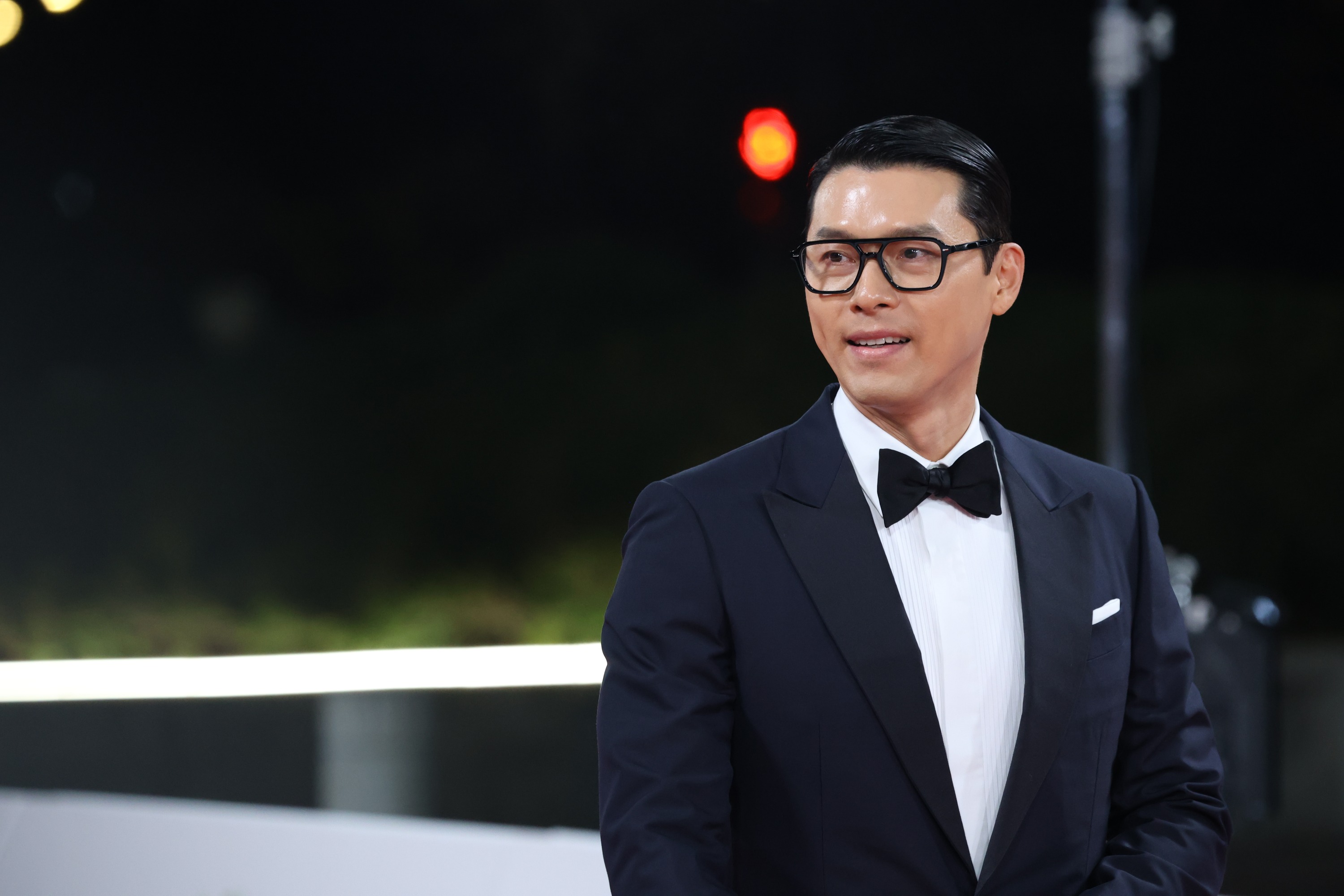 玄彬以眼鏡搭配西裝帥氣走紅毯。（圖／達志影像）