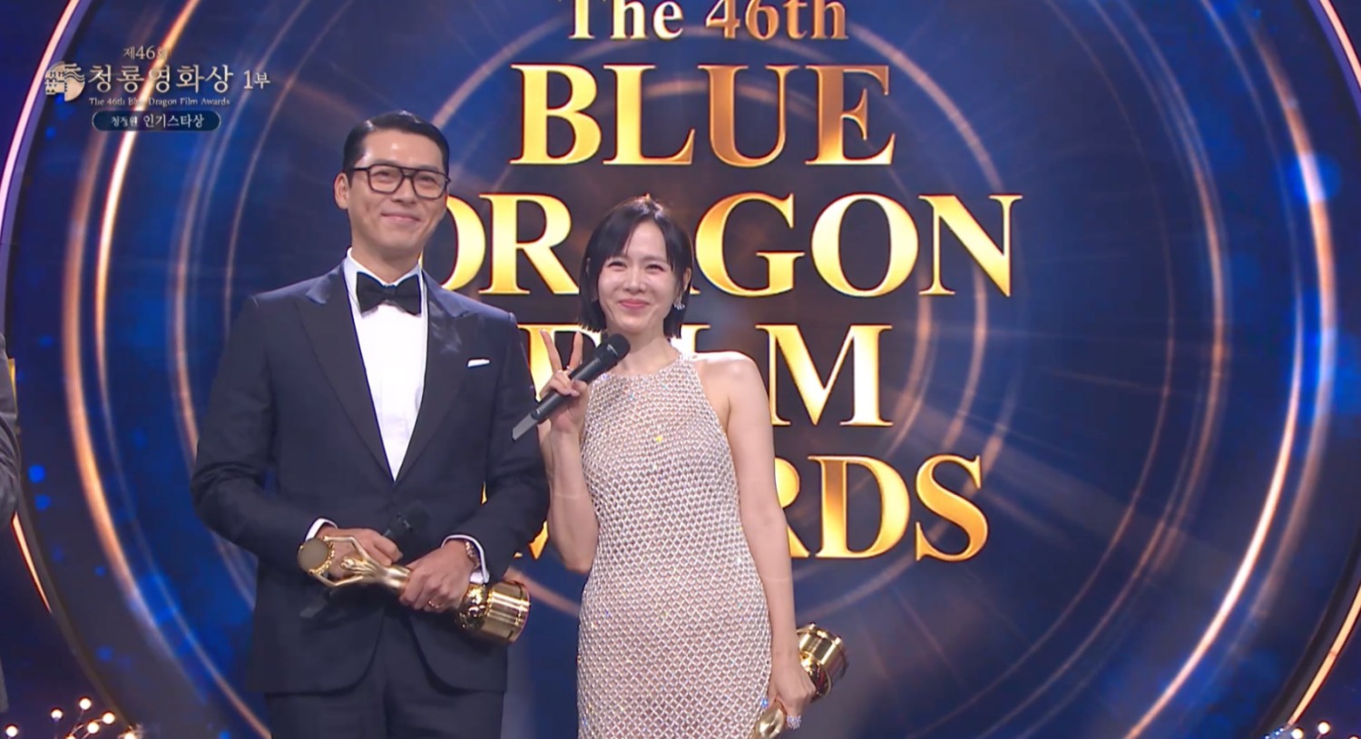 孫藝真俏皮往玄彬身旁比YA。（圖／翻攝自CHZZK）