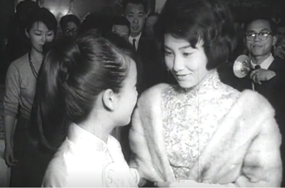 台影新聞片「電視明星翁倩玉」中，「旅日電視紅星」翁倩玉和「寶島玉女」張美瑤夢幻同框。（圖／國家影視聽中心提供）