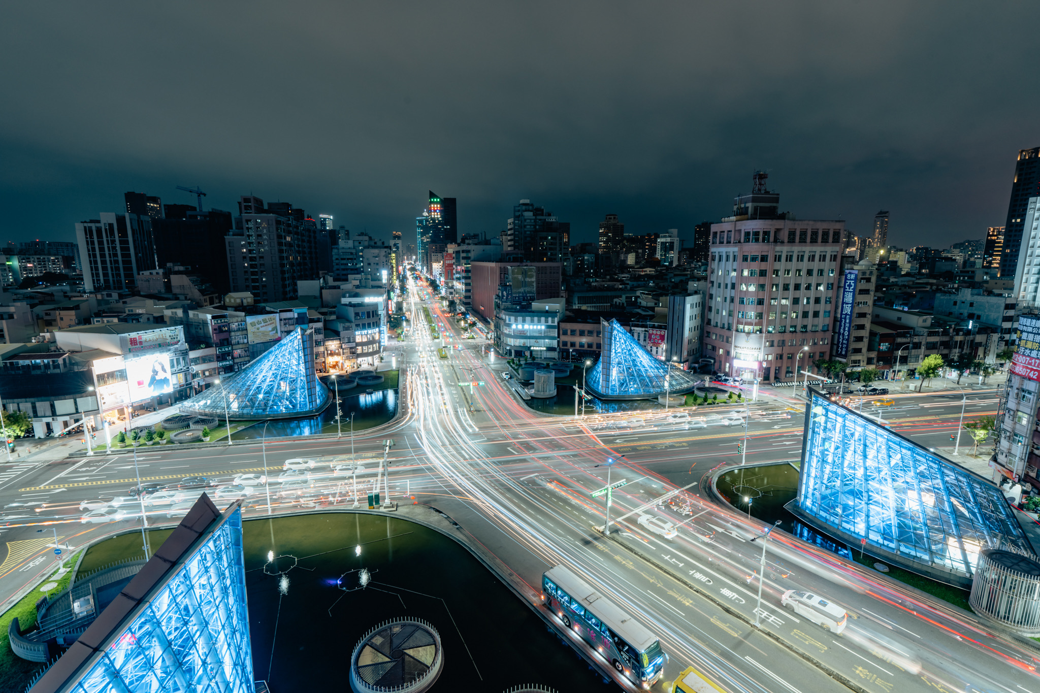 為迎TWICE來台，高雄捷運中央公園站首次與美麗島捷運站等高雄七大地標一同亮起應援燈光。（圖／高雄捷運提供）